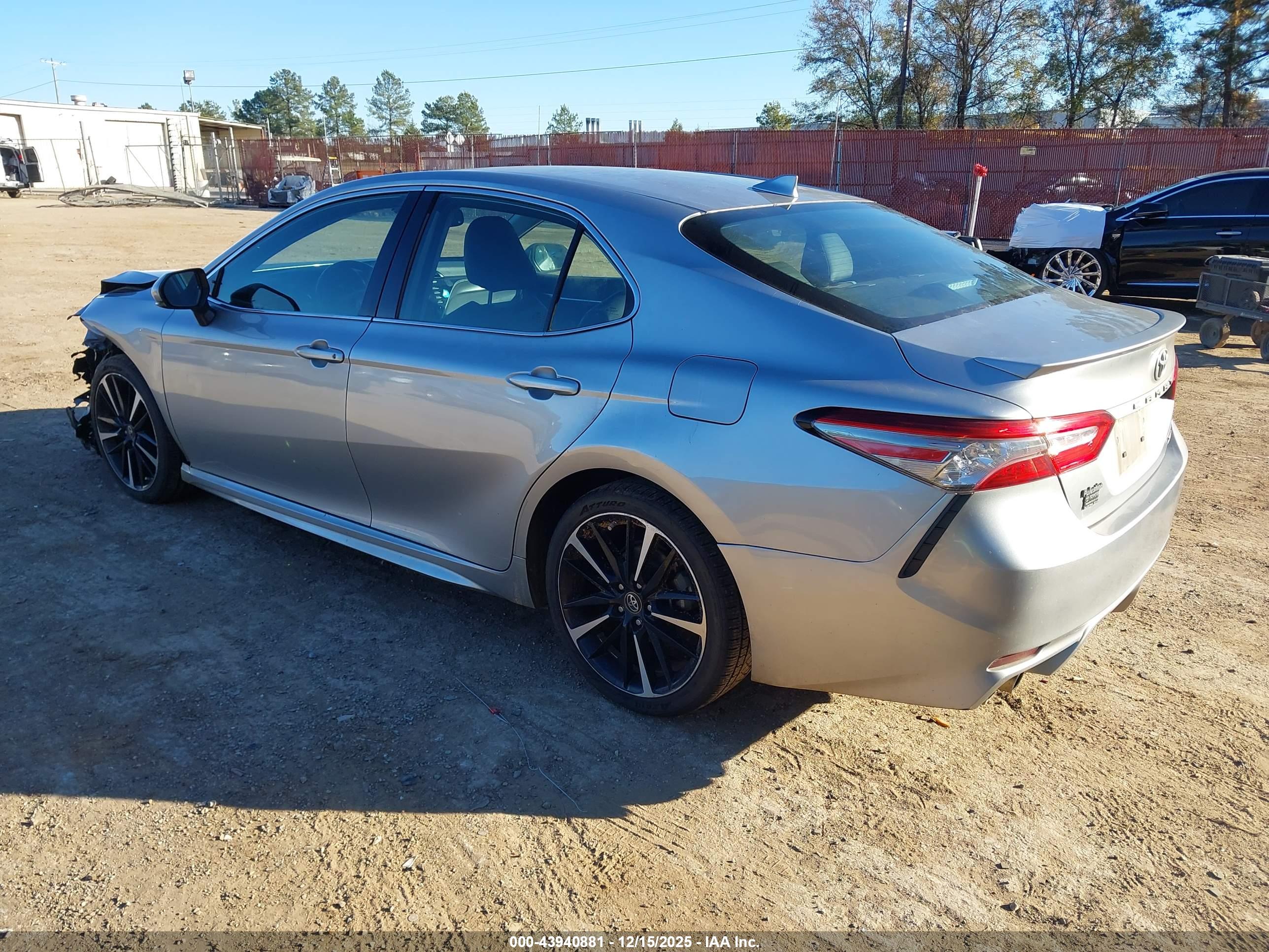 TOYOTA CAMRY image 3