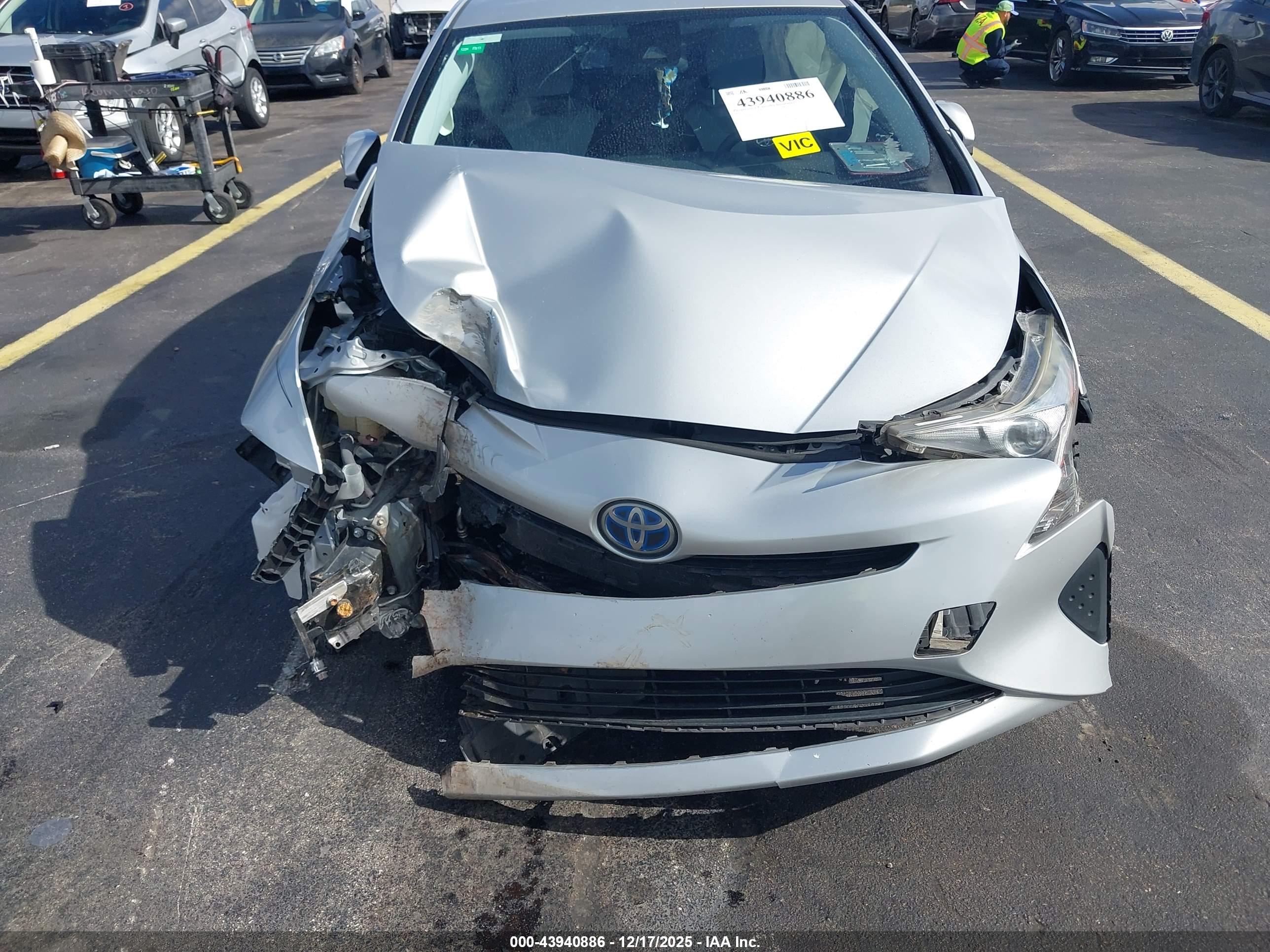 TOYOTA PRIUS image 6