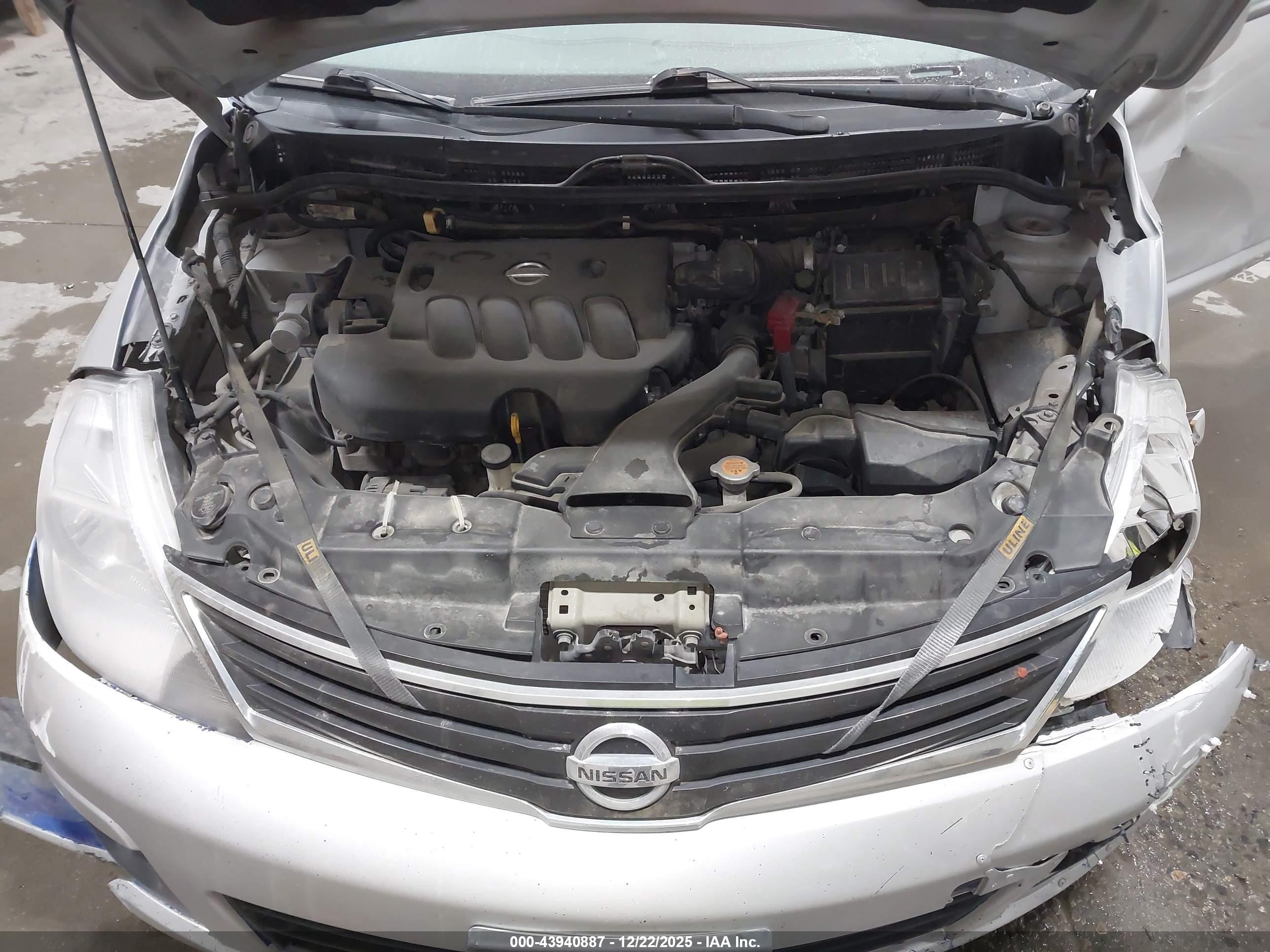 NISSAN VERSA image 10