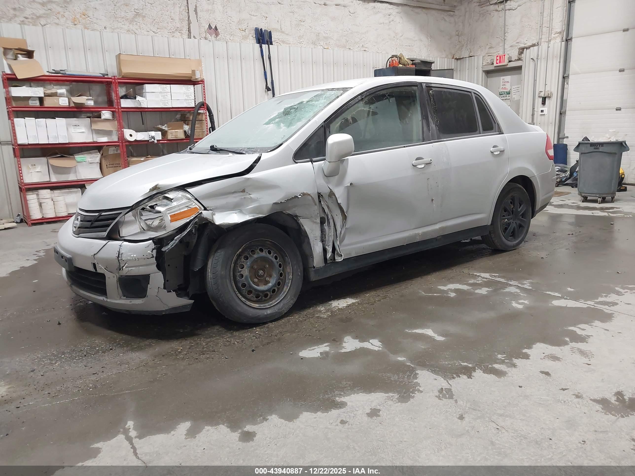 NISSAN VERSA image 2