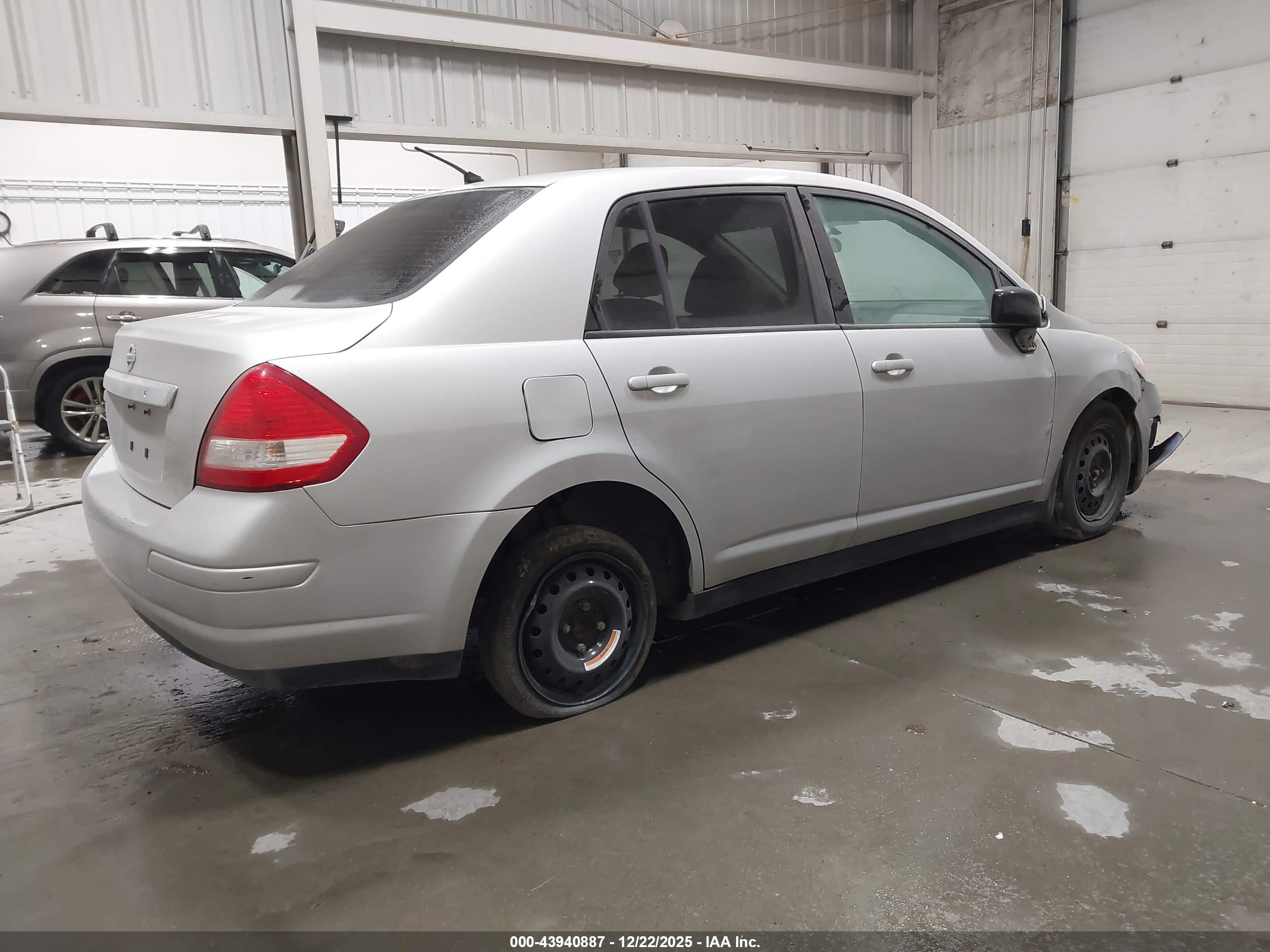 NISSAN VERSA image 4