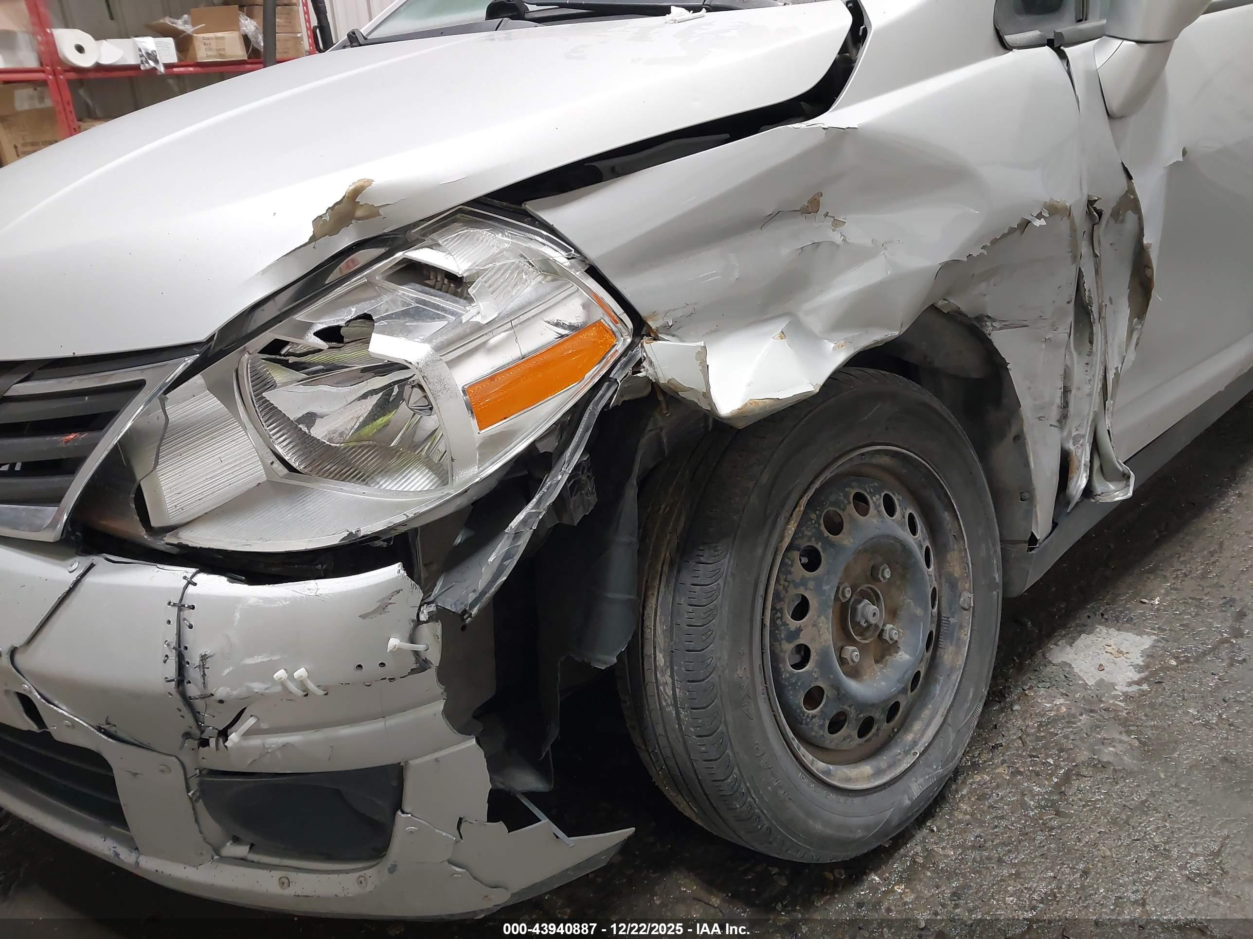 NISSAN VERSA image 6