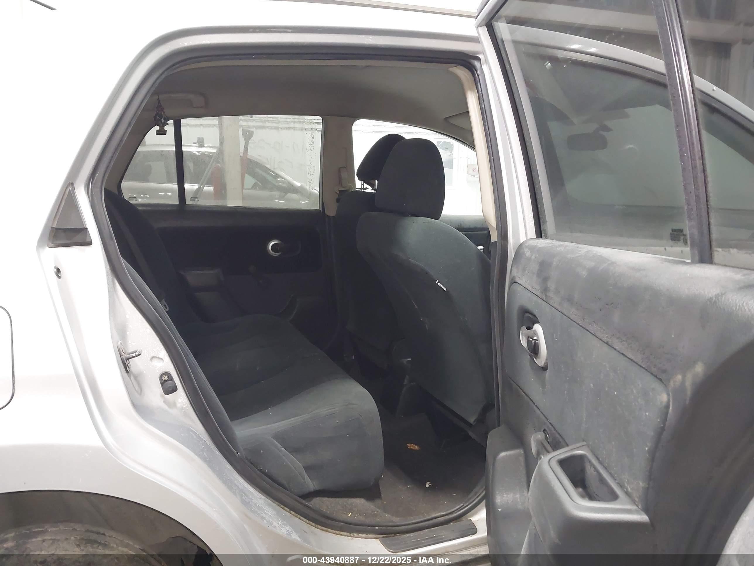 NISSAN VERSA image 8