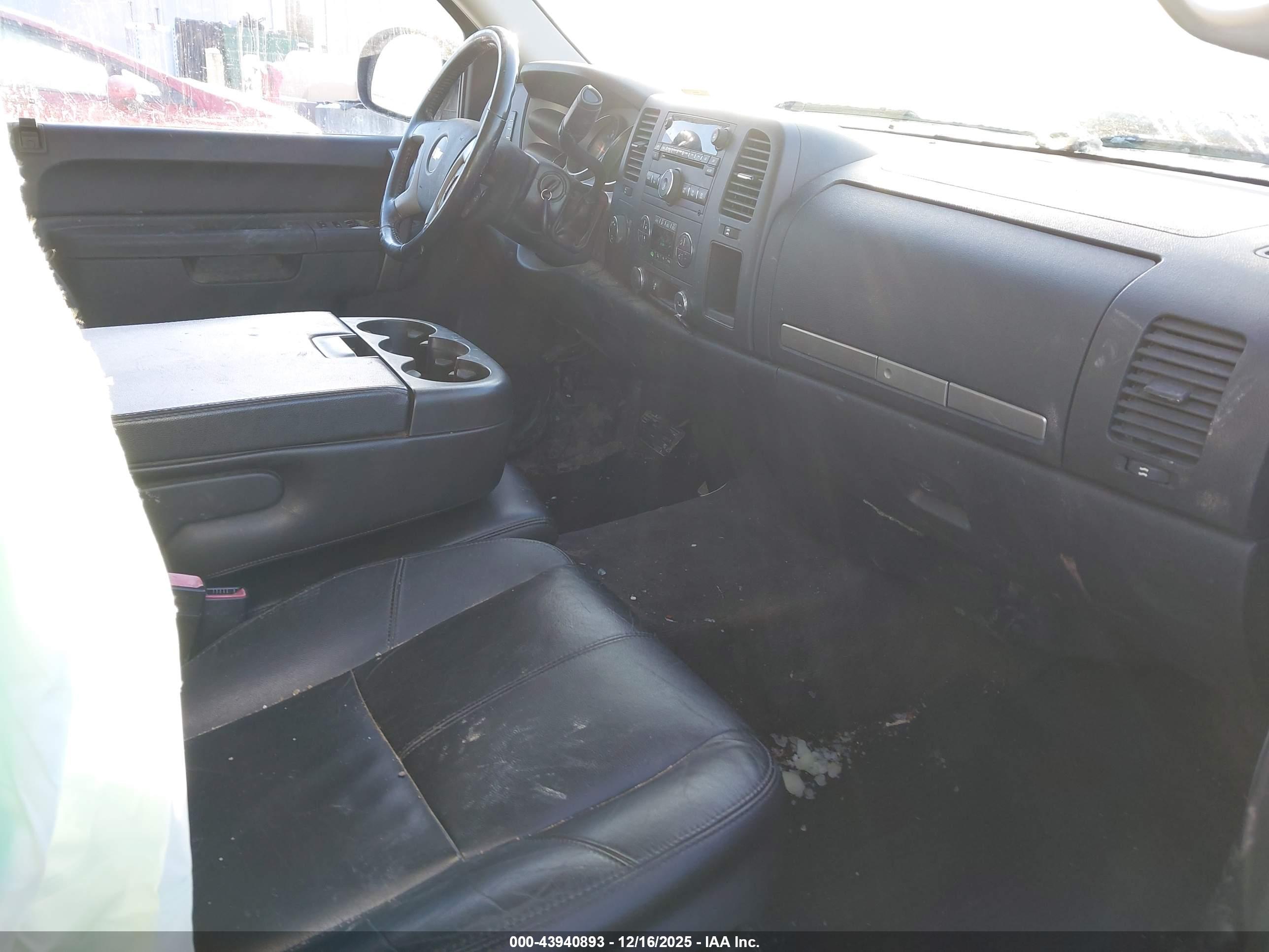 CHEVROLET SILVERADO image 5