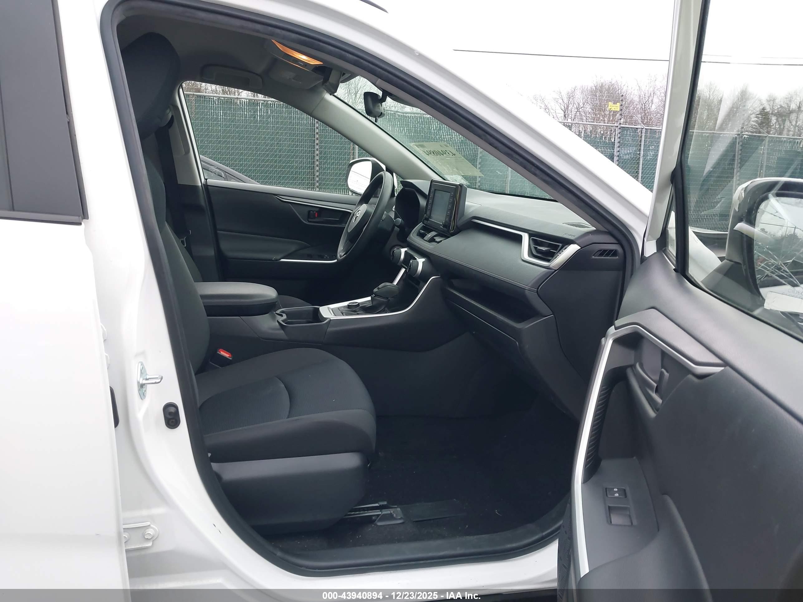 TOYOTA RAV4 image 5