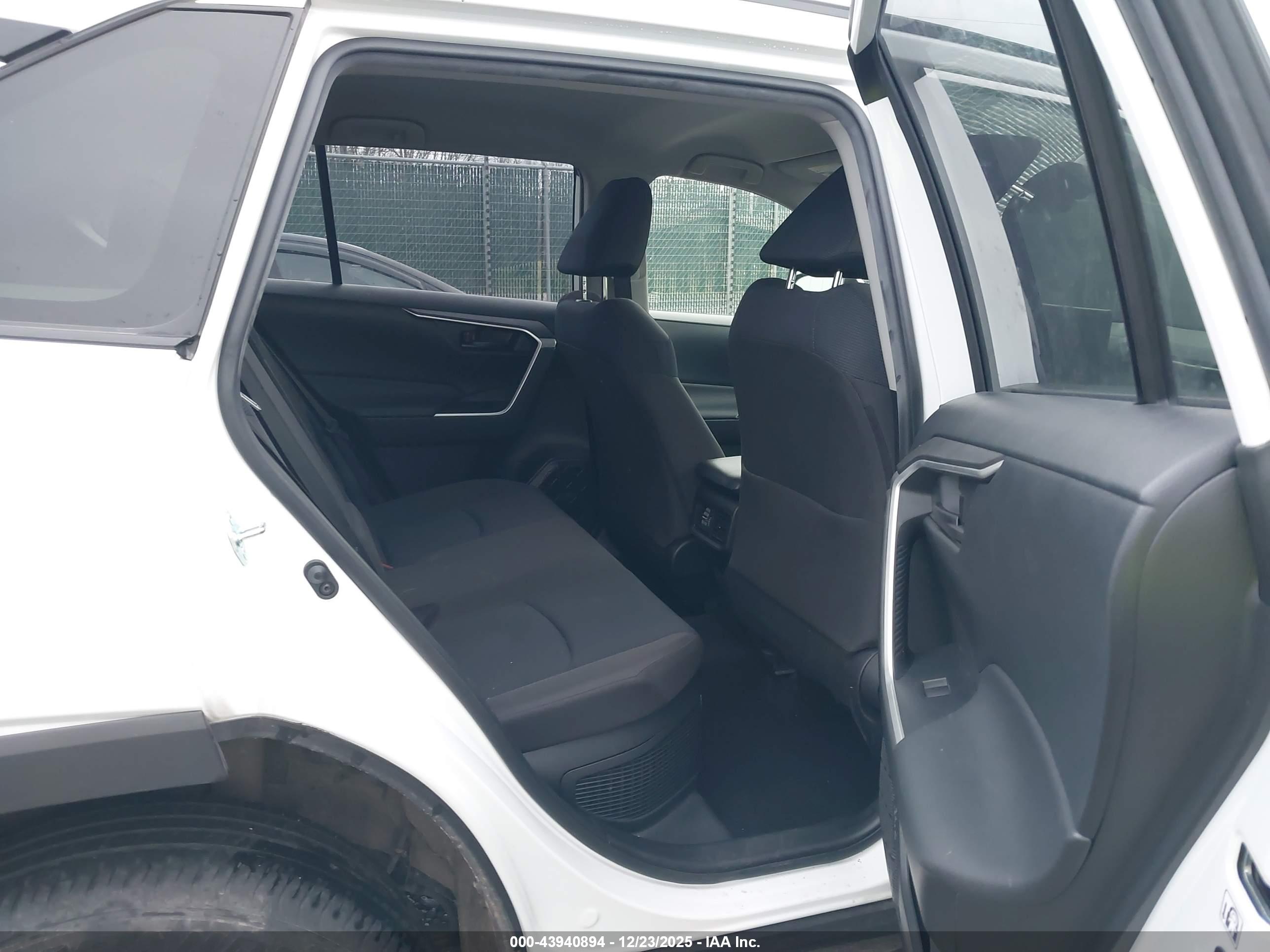 TOYOTA RAV4 image 8