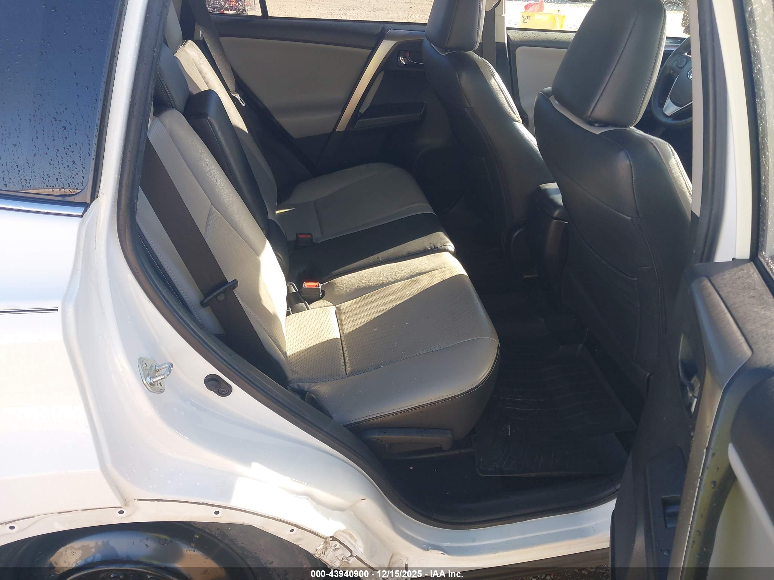 TOYOTA RAV4 image 8