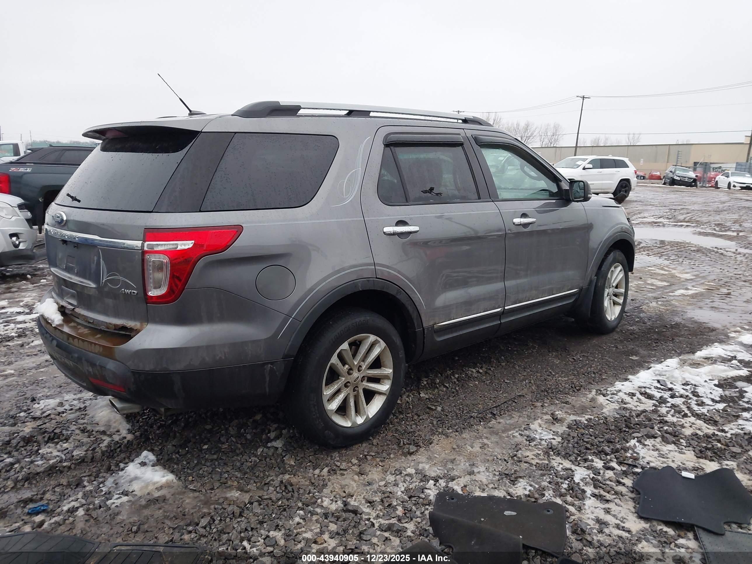 FORD EXPLORER image 4