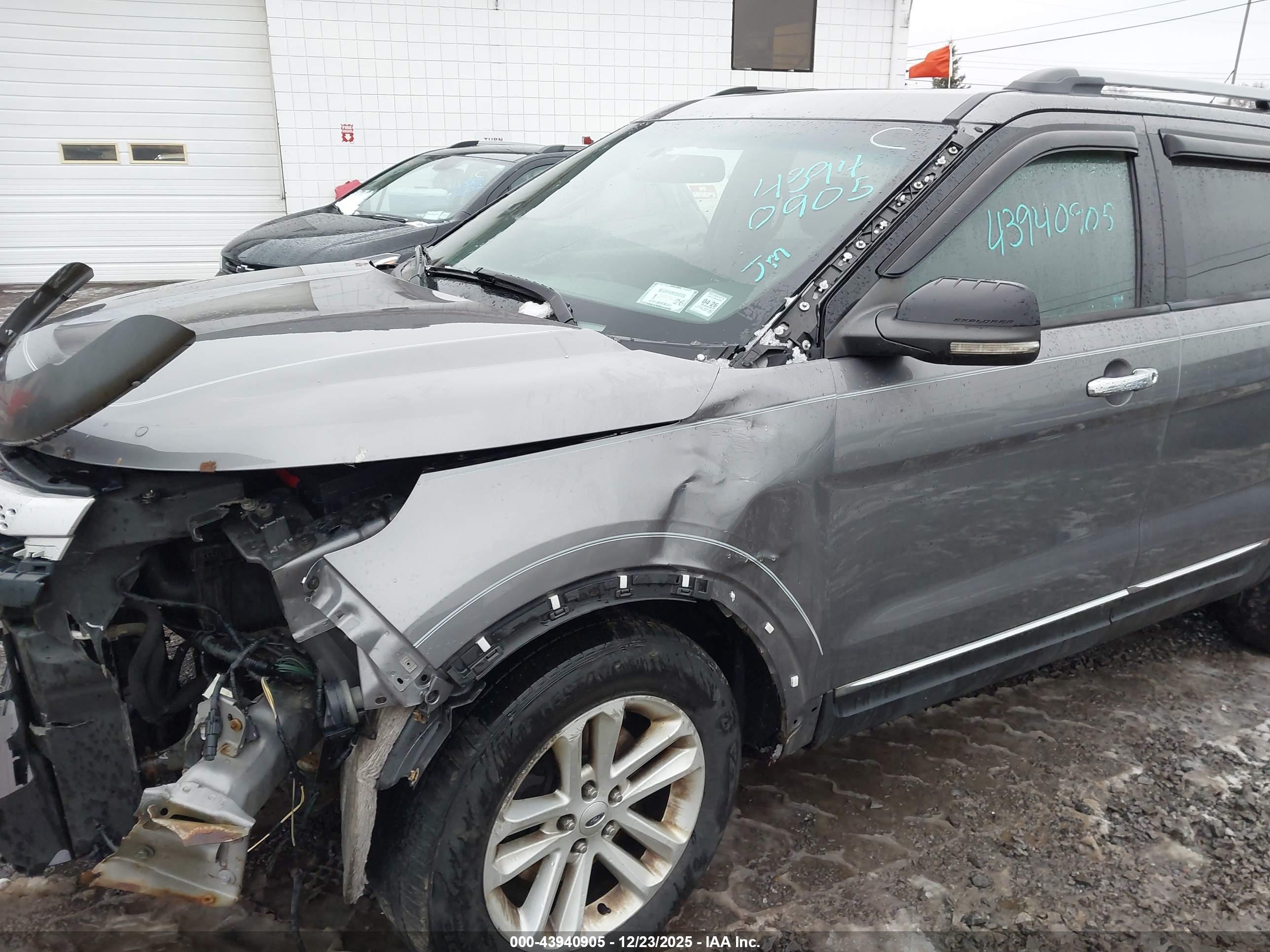 FORD EXPLORER image 6