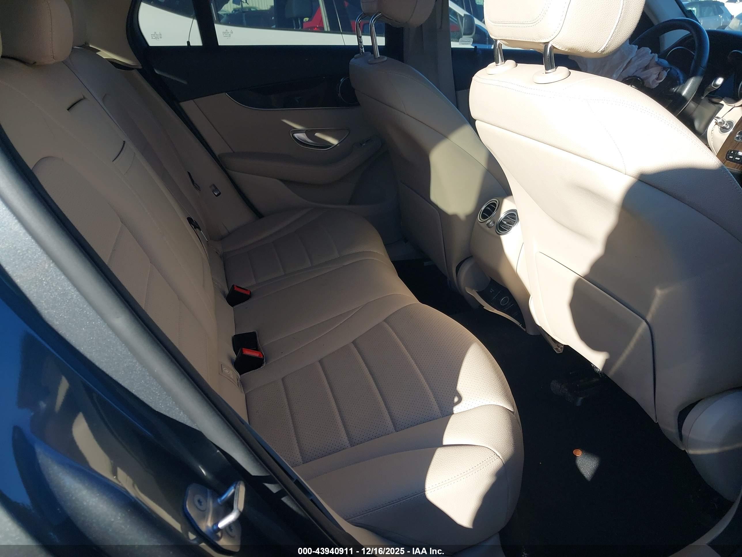 MERCEDES-BENZ GLC image 8