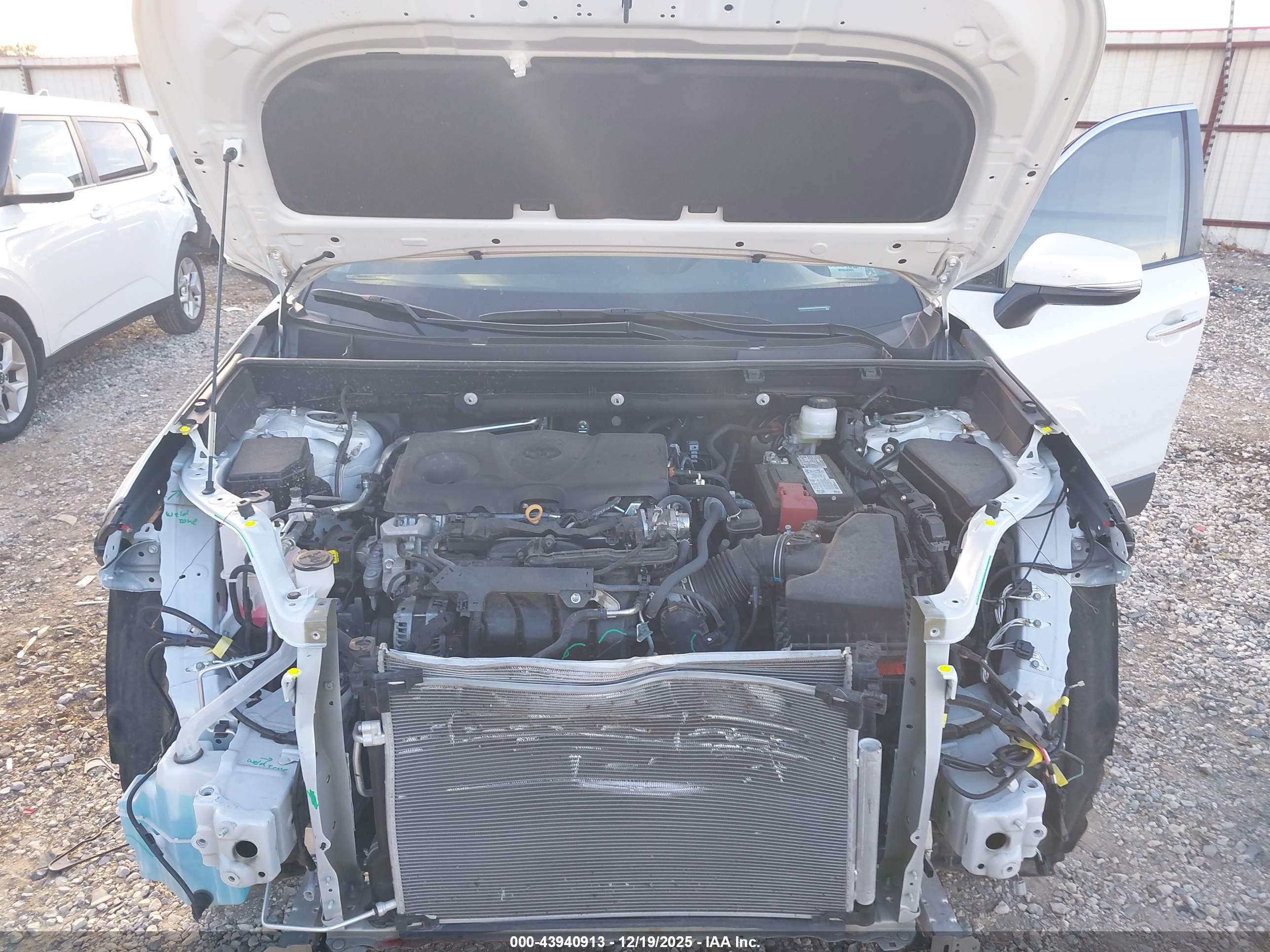 TOYOTA RAV4 image 10