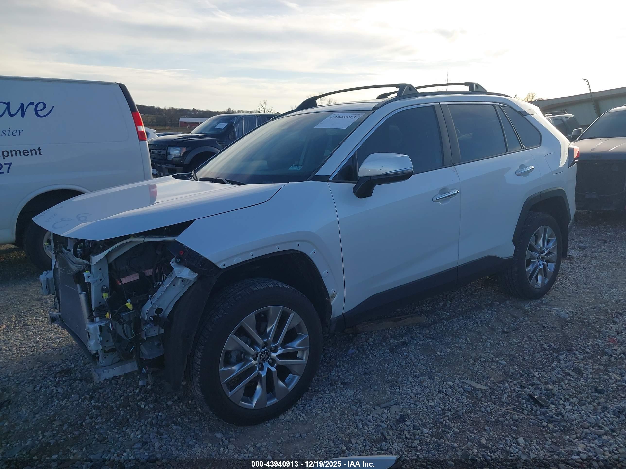 TOYOTA RAV4 image 2