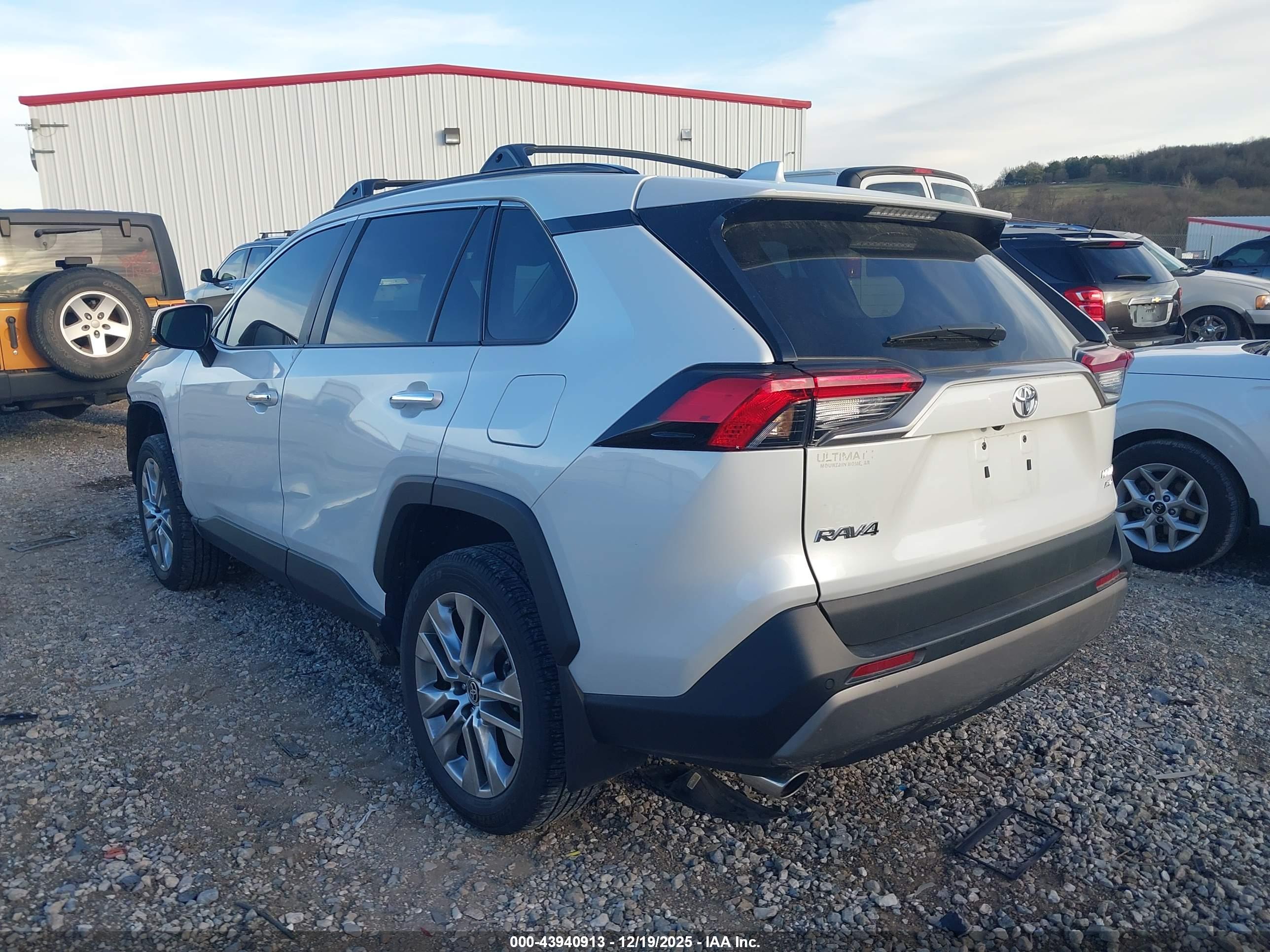 TOYOTA RAV4 image 3
