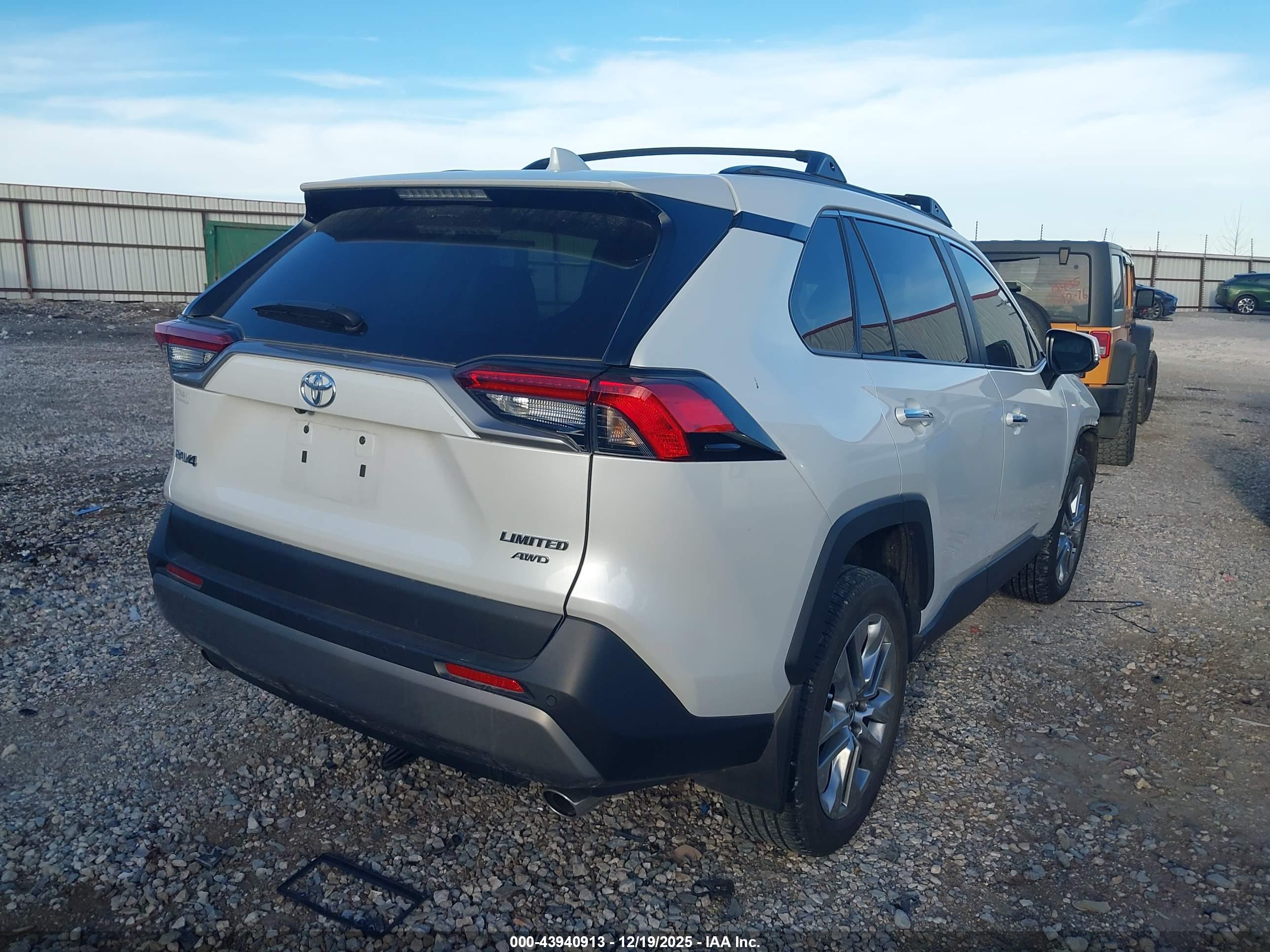 TOYOTA RAV4 image 4