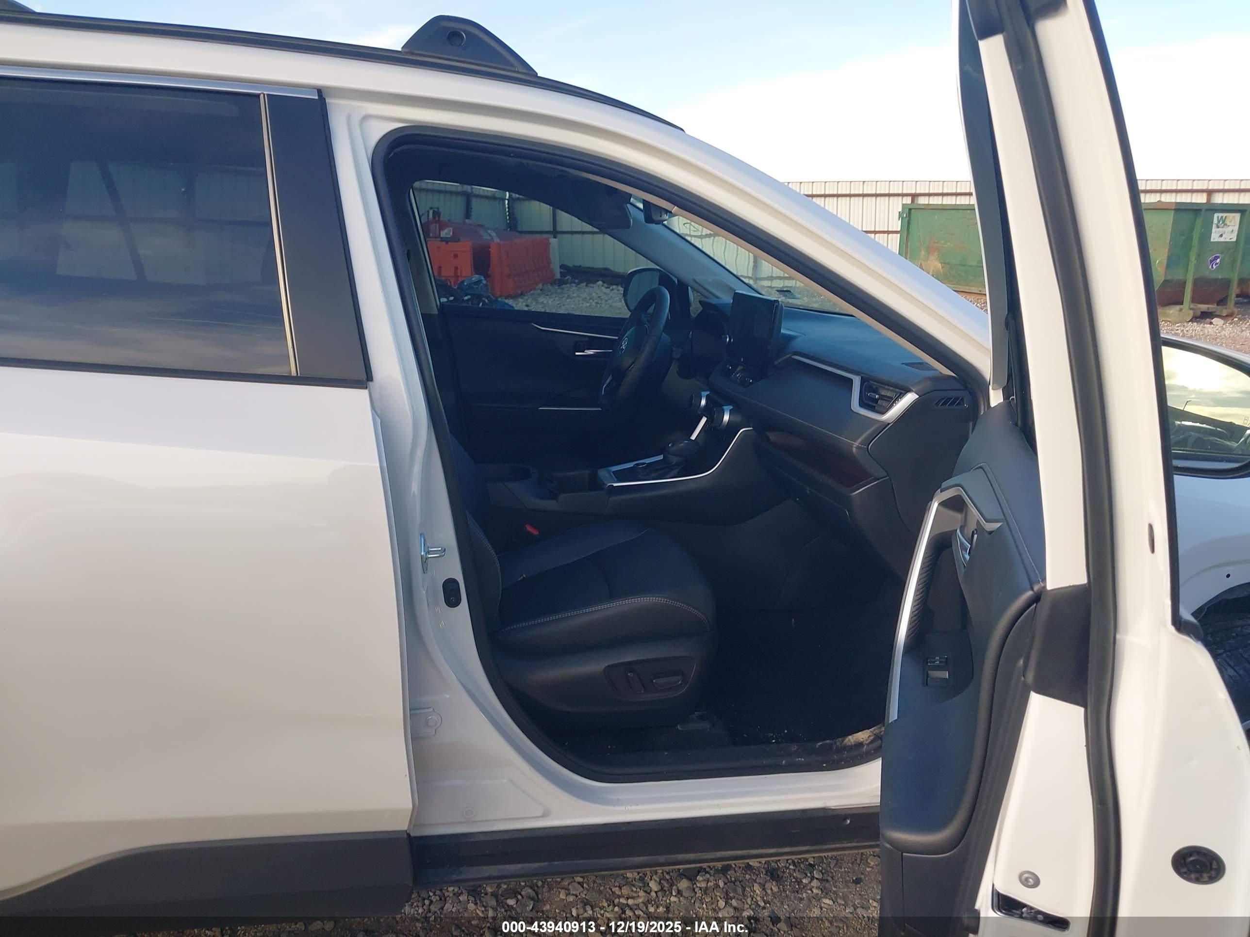 TOYOTA RAV4 image 5