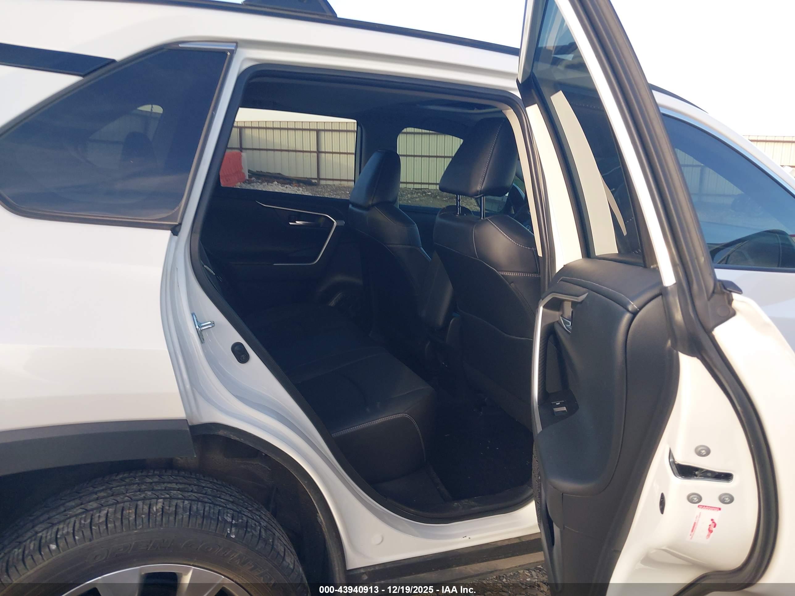 TOYOTA RAV4 image 8