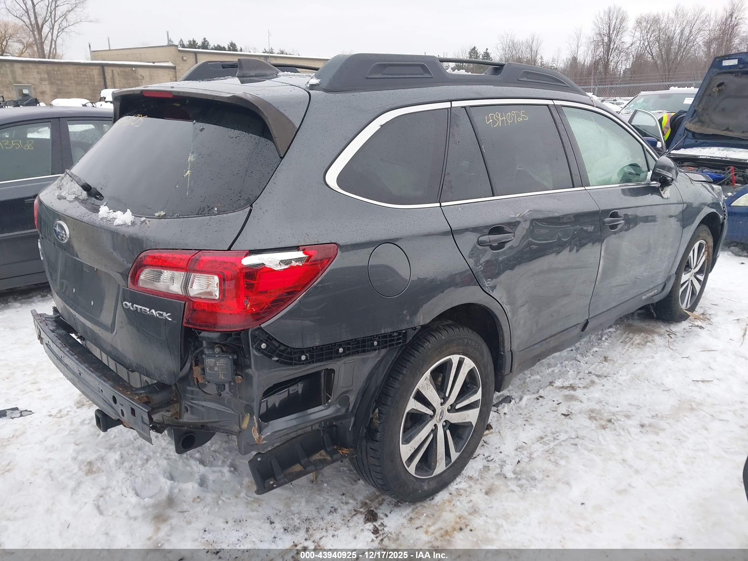 SUBARU OUTBACK image 4