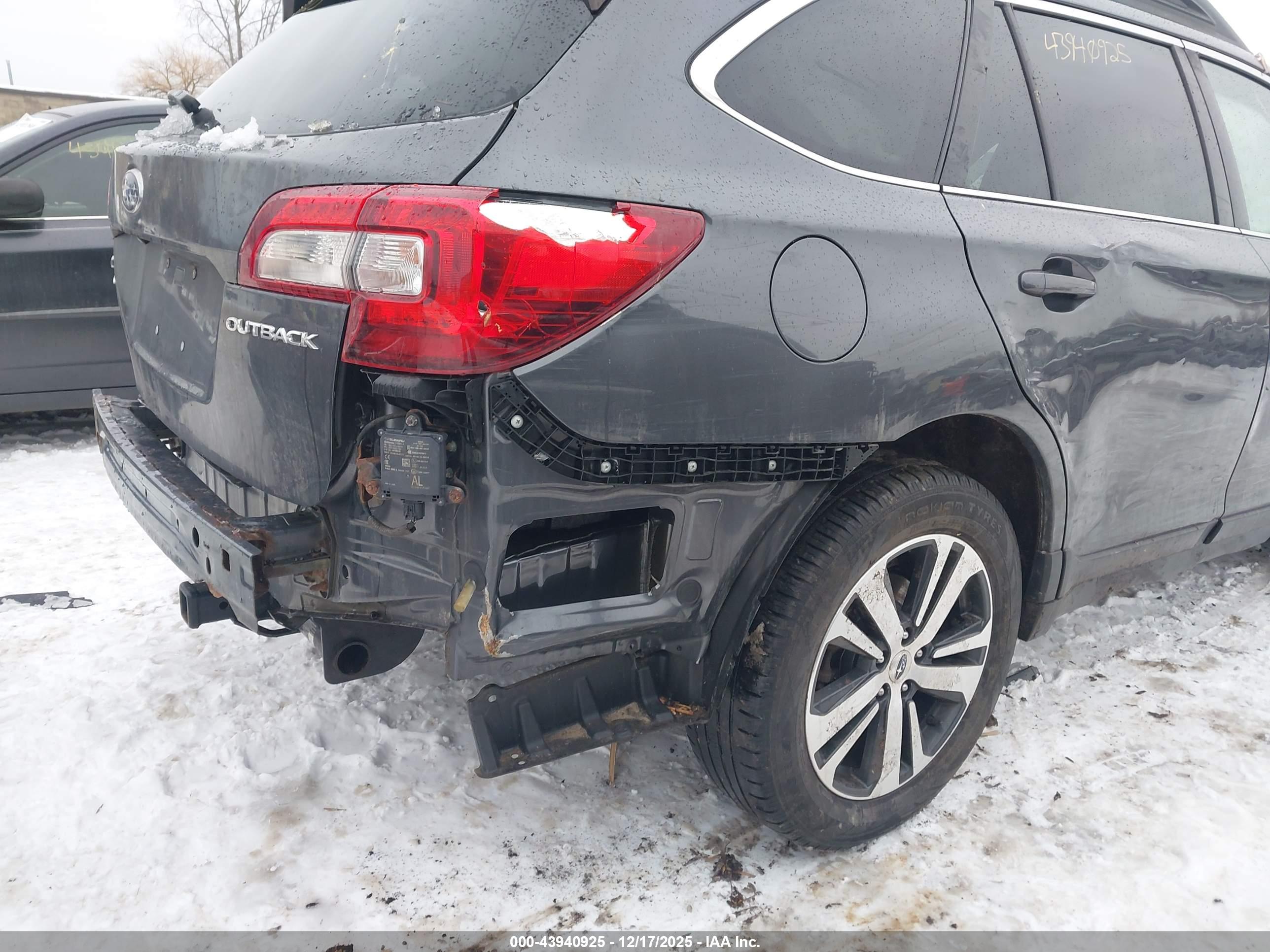 SUBARU OUTBACK image 6