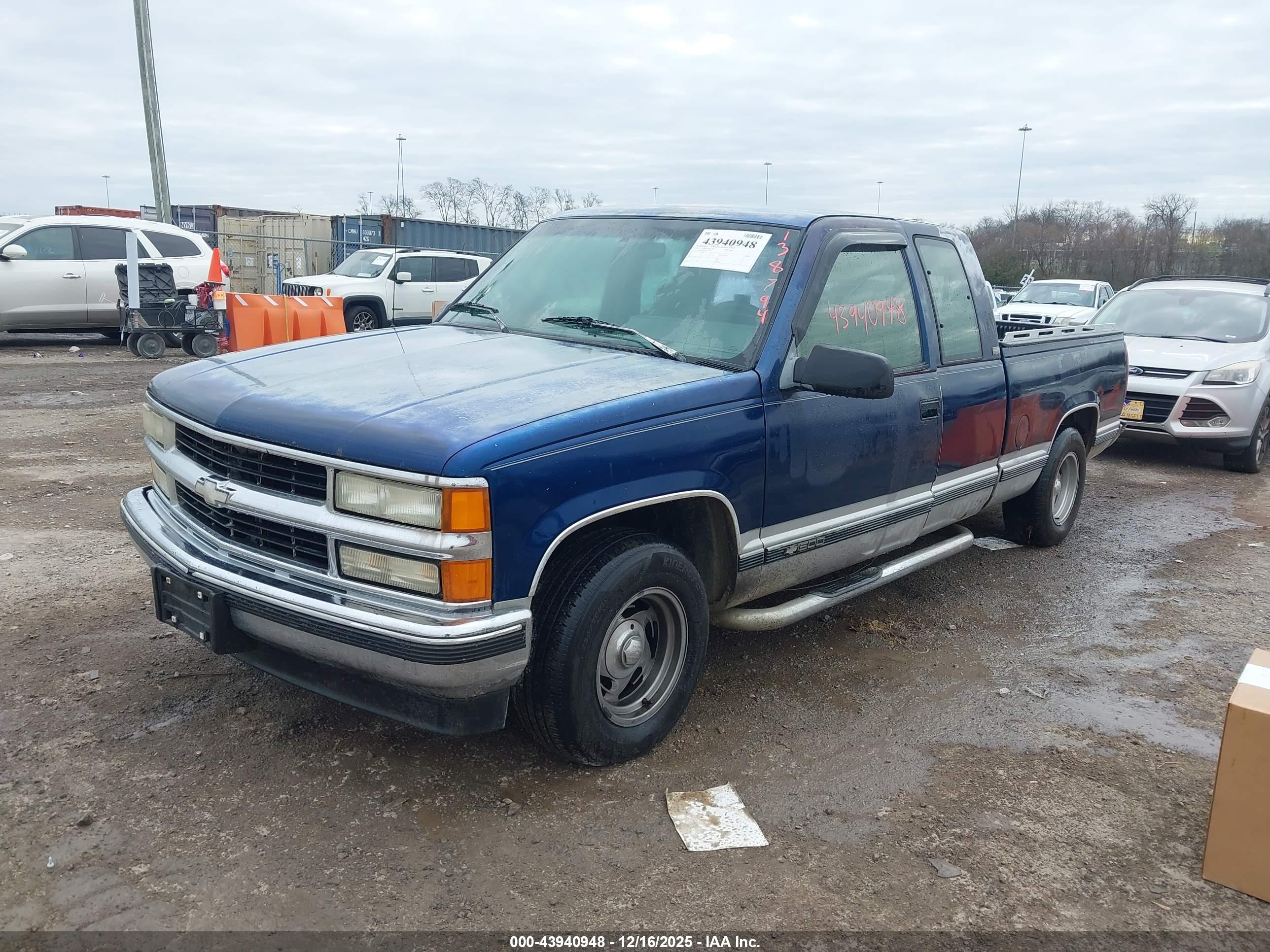 CHEVROLET GMT-400 image 2