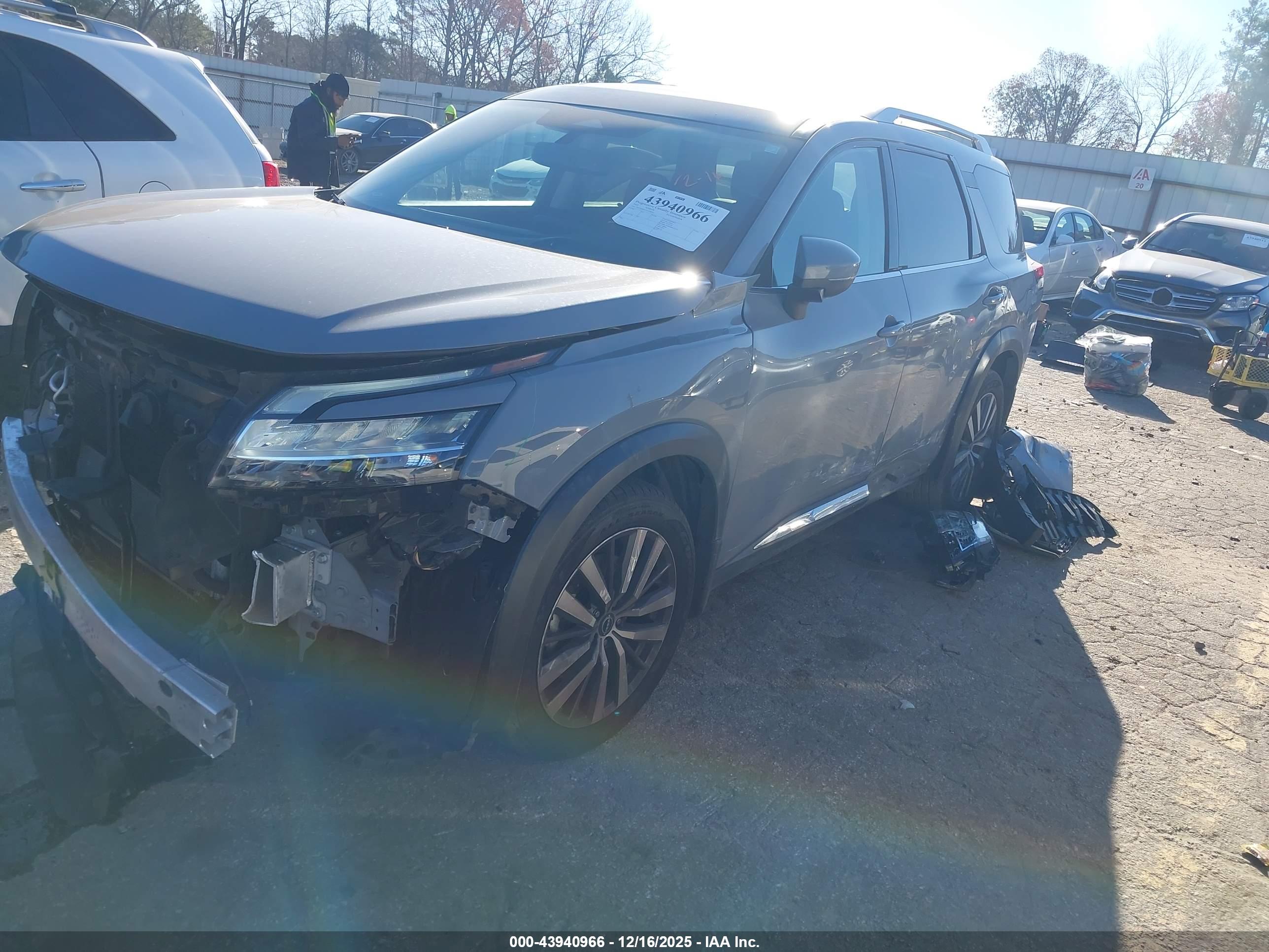 NISSAN PATHFINDER image 2