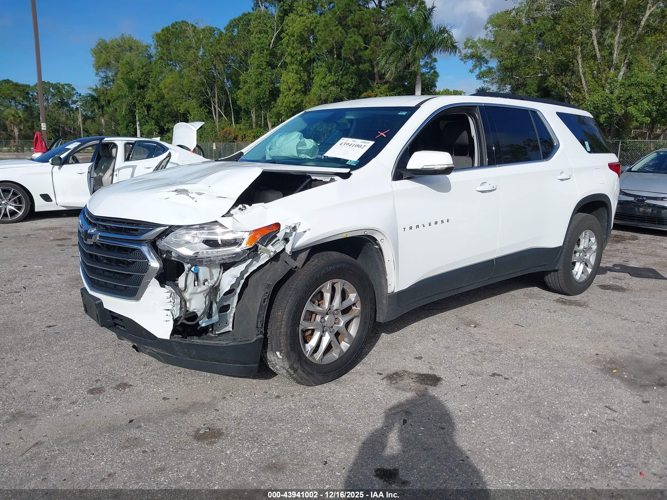 CHEVROLET TRAVERSE image 2