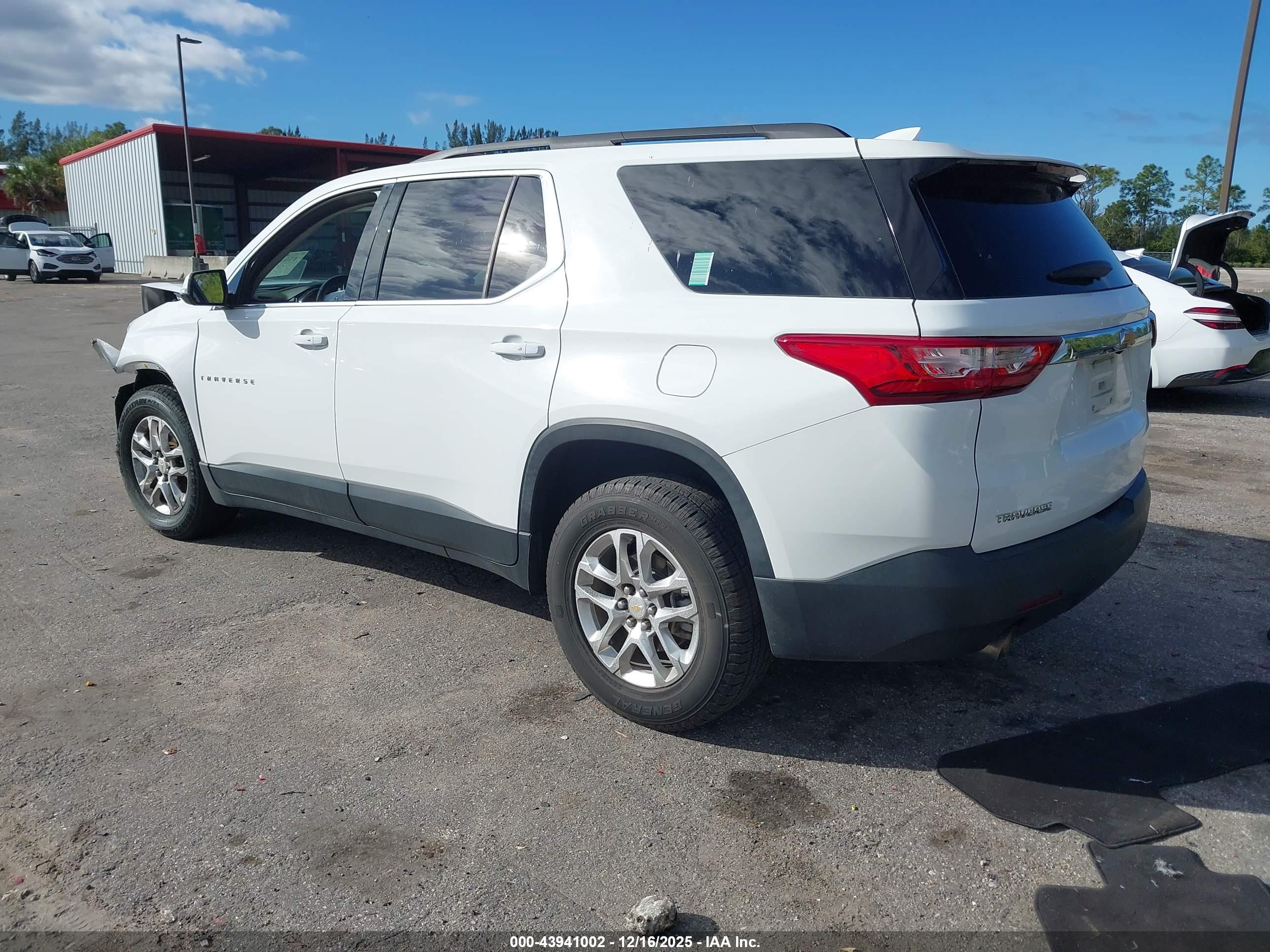 CHEVROLET TRAVERSE image 3