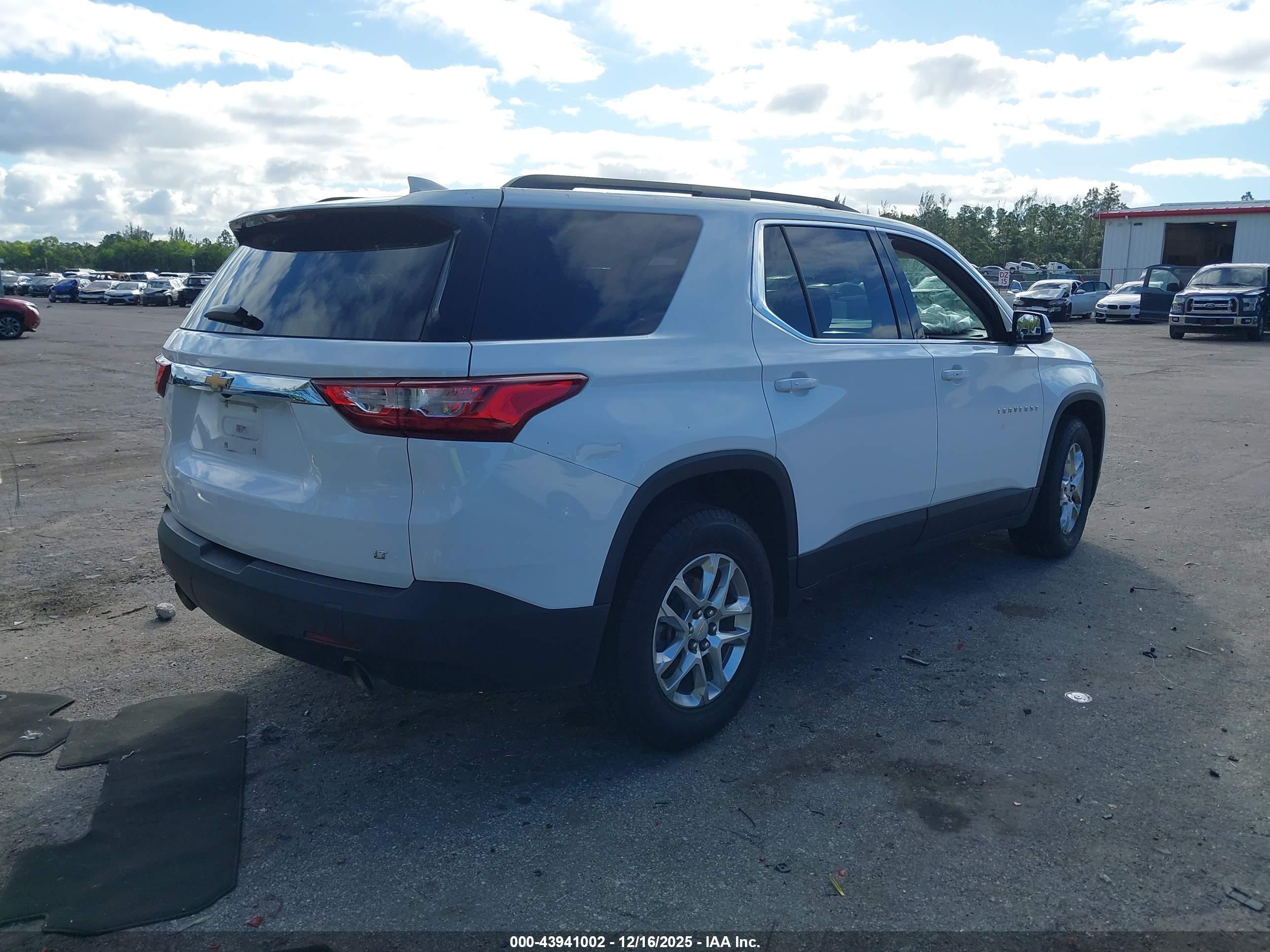 CHEVROLET TRAVERSE image 4