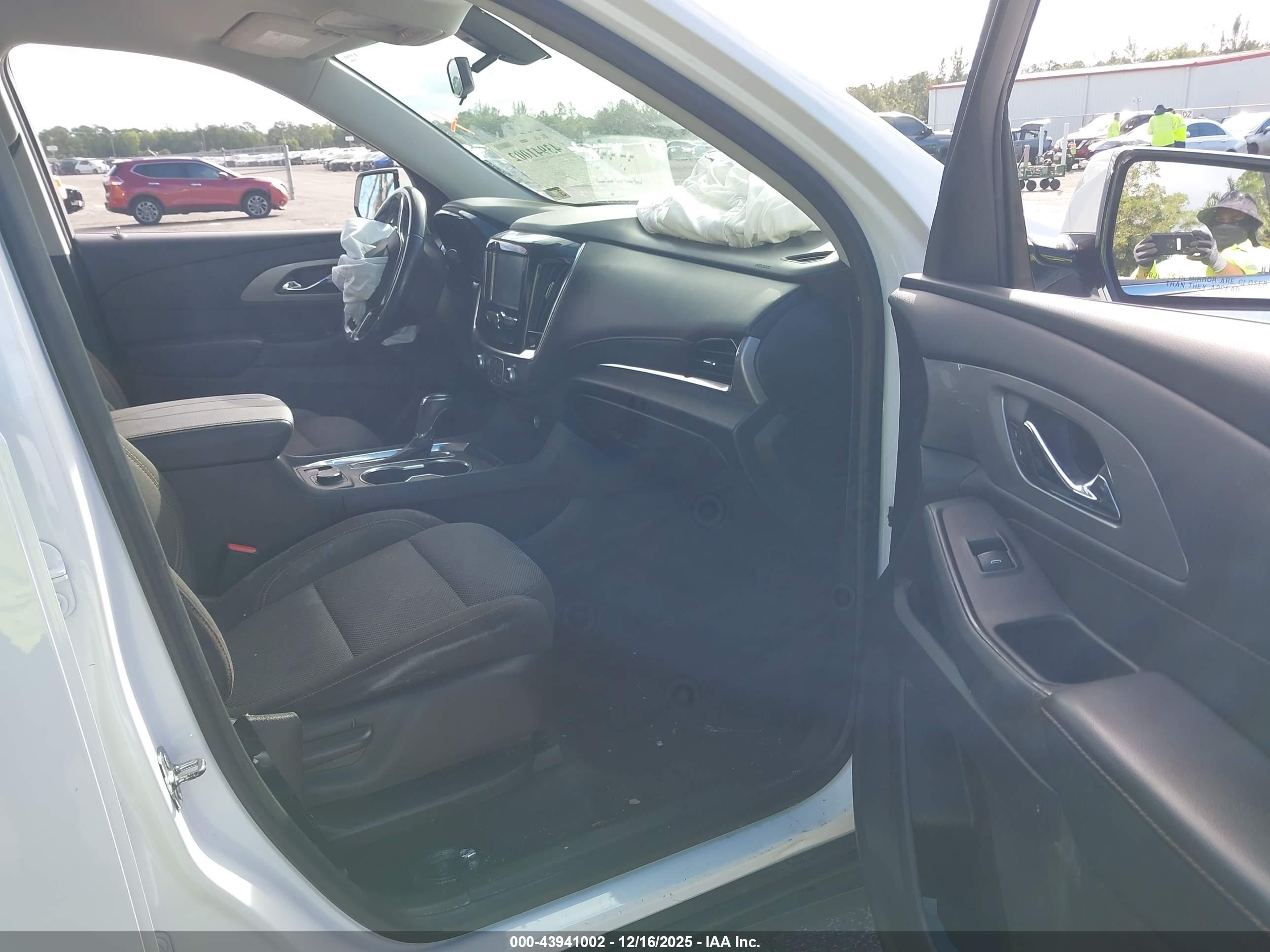 CHEVROLET TRAVERSE image 5