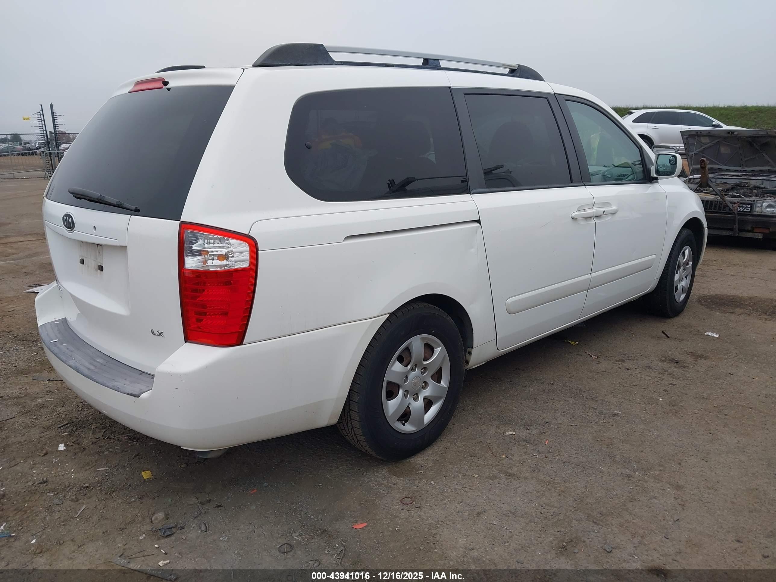 KIA SEDONA image 4