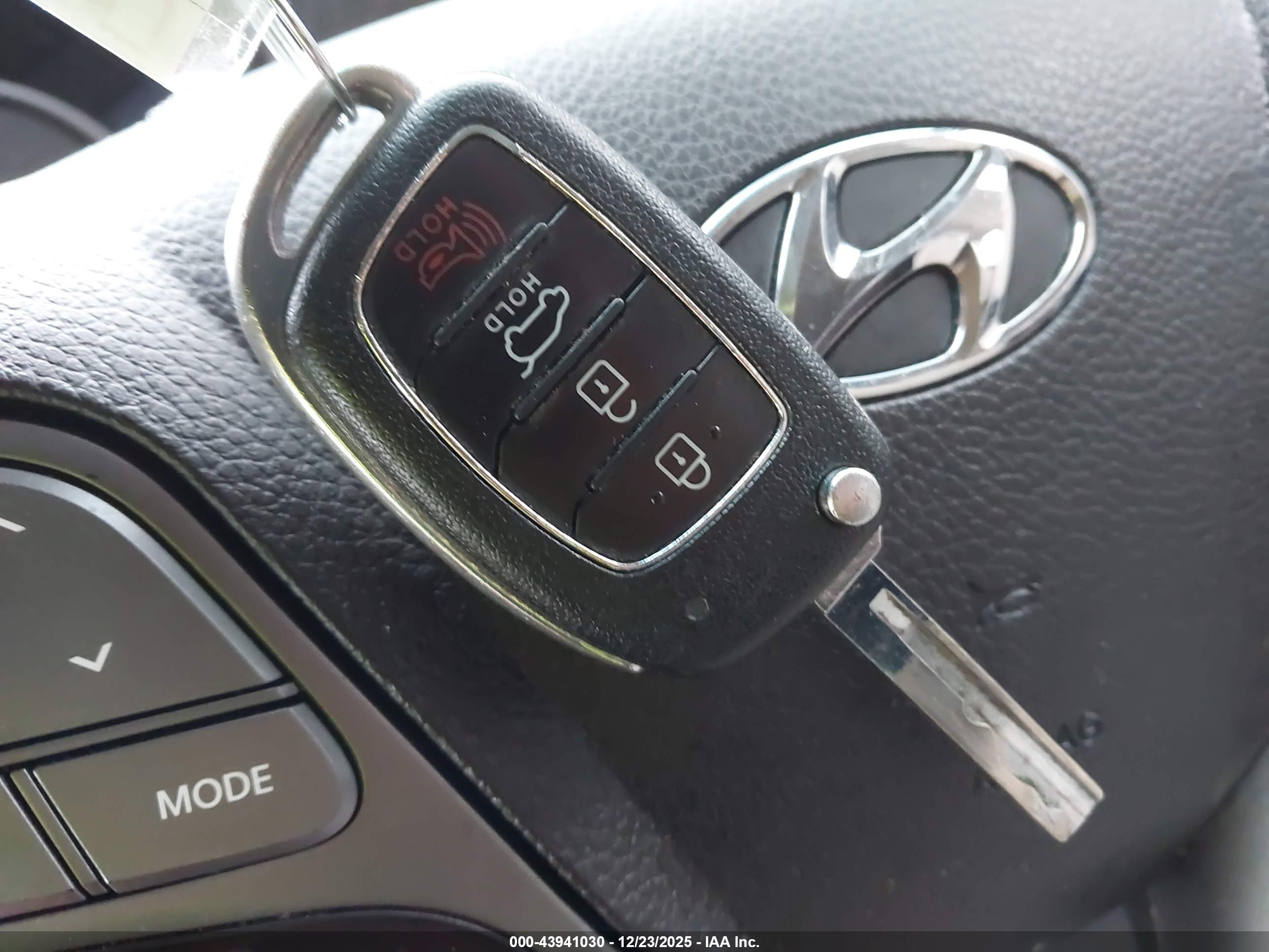 HYUNDAI SANTA image 11
