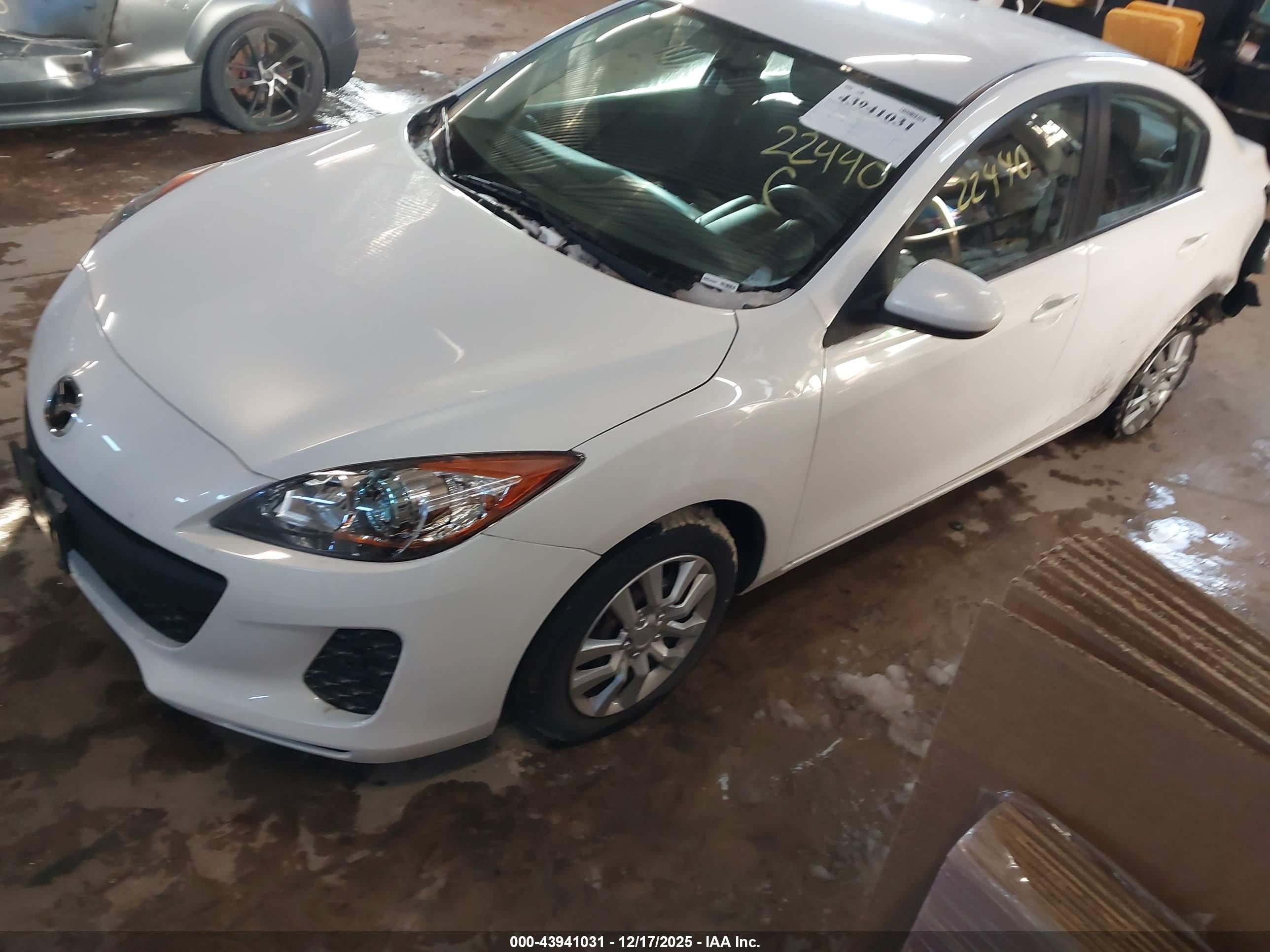 MAZDA MAZDA3 image 2
