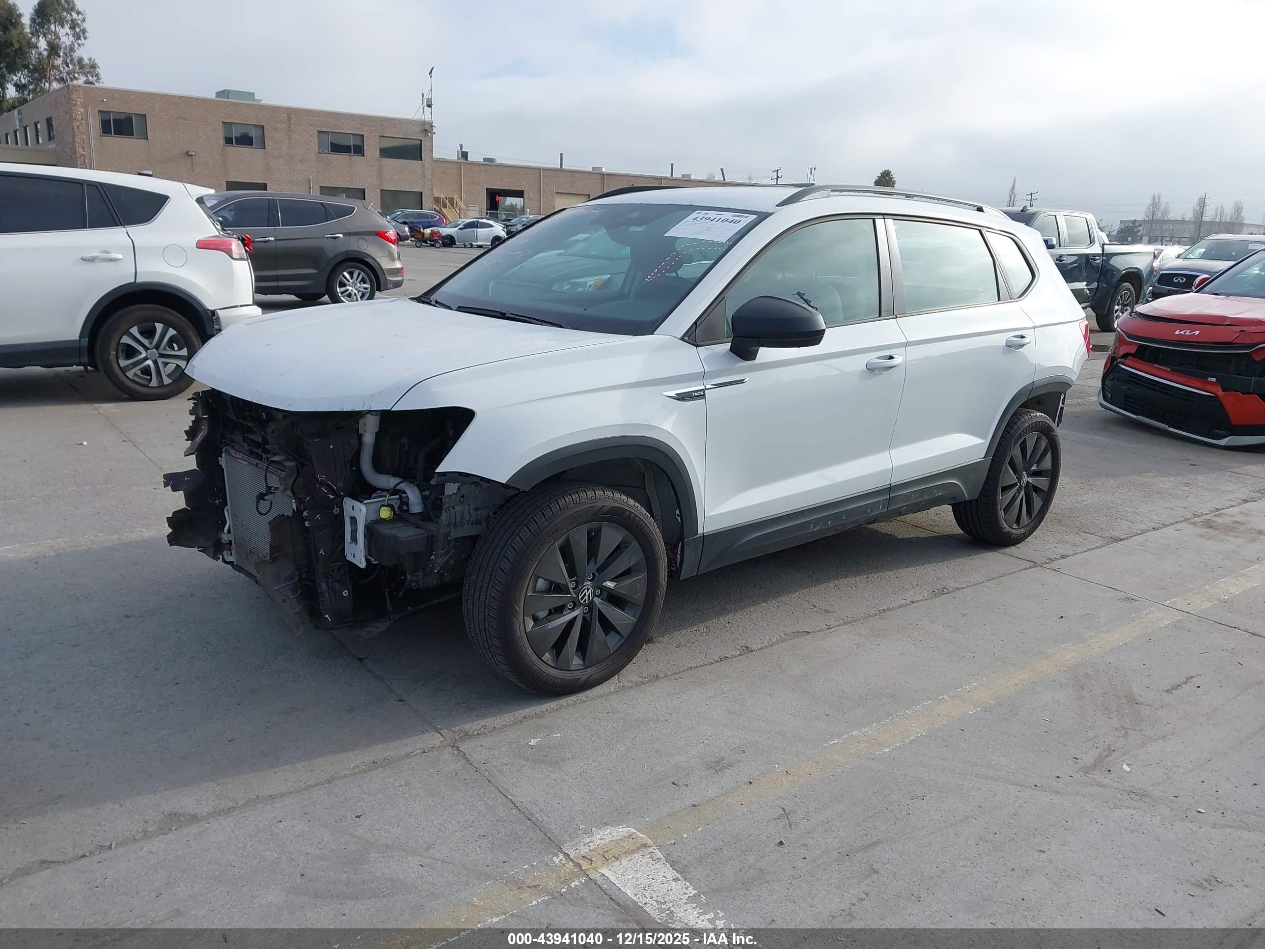 VOLKSWAGEN TAOS image 2