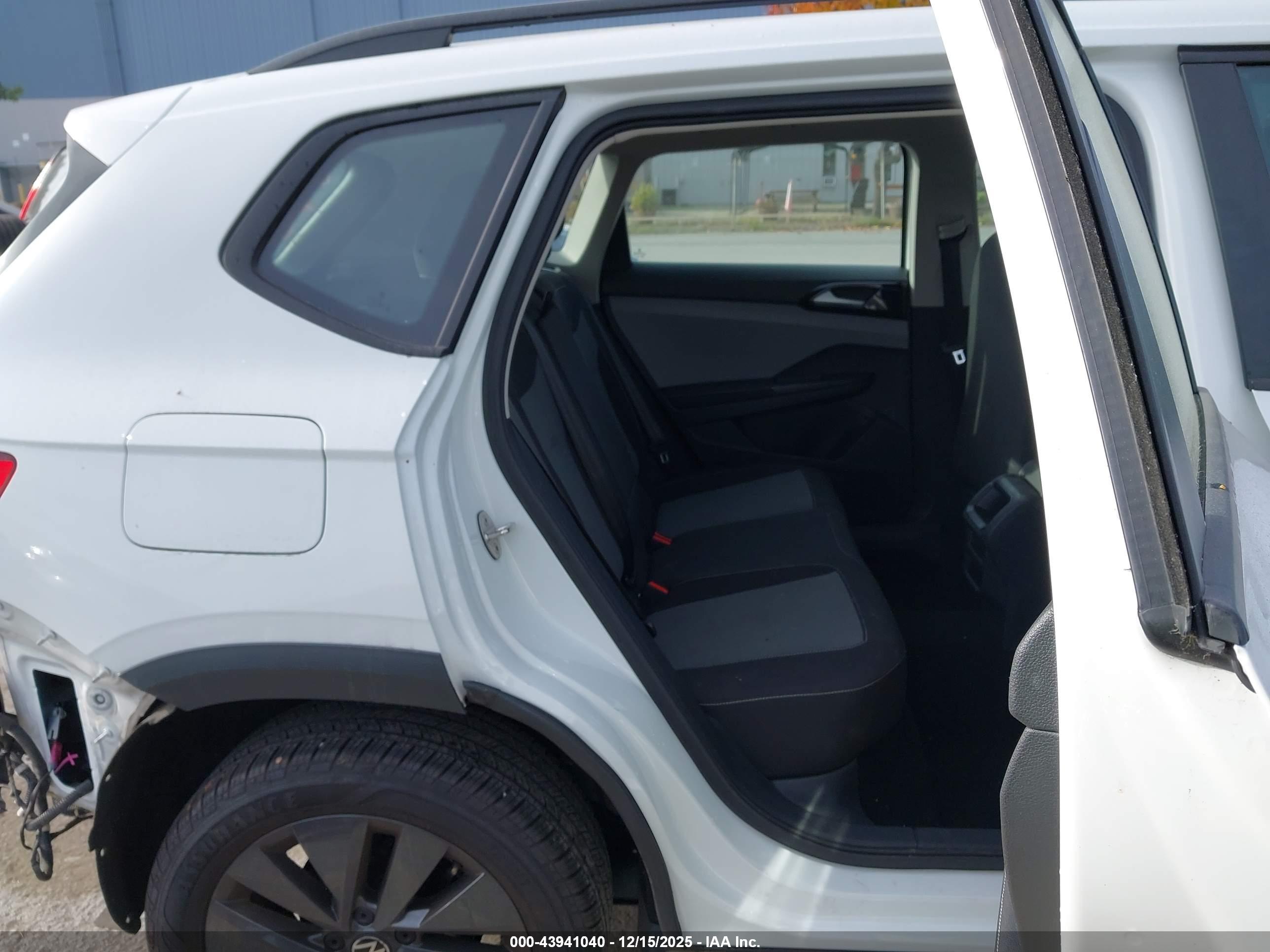 VOLKSWAGEN TAOS image 8