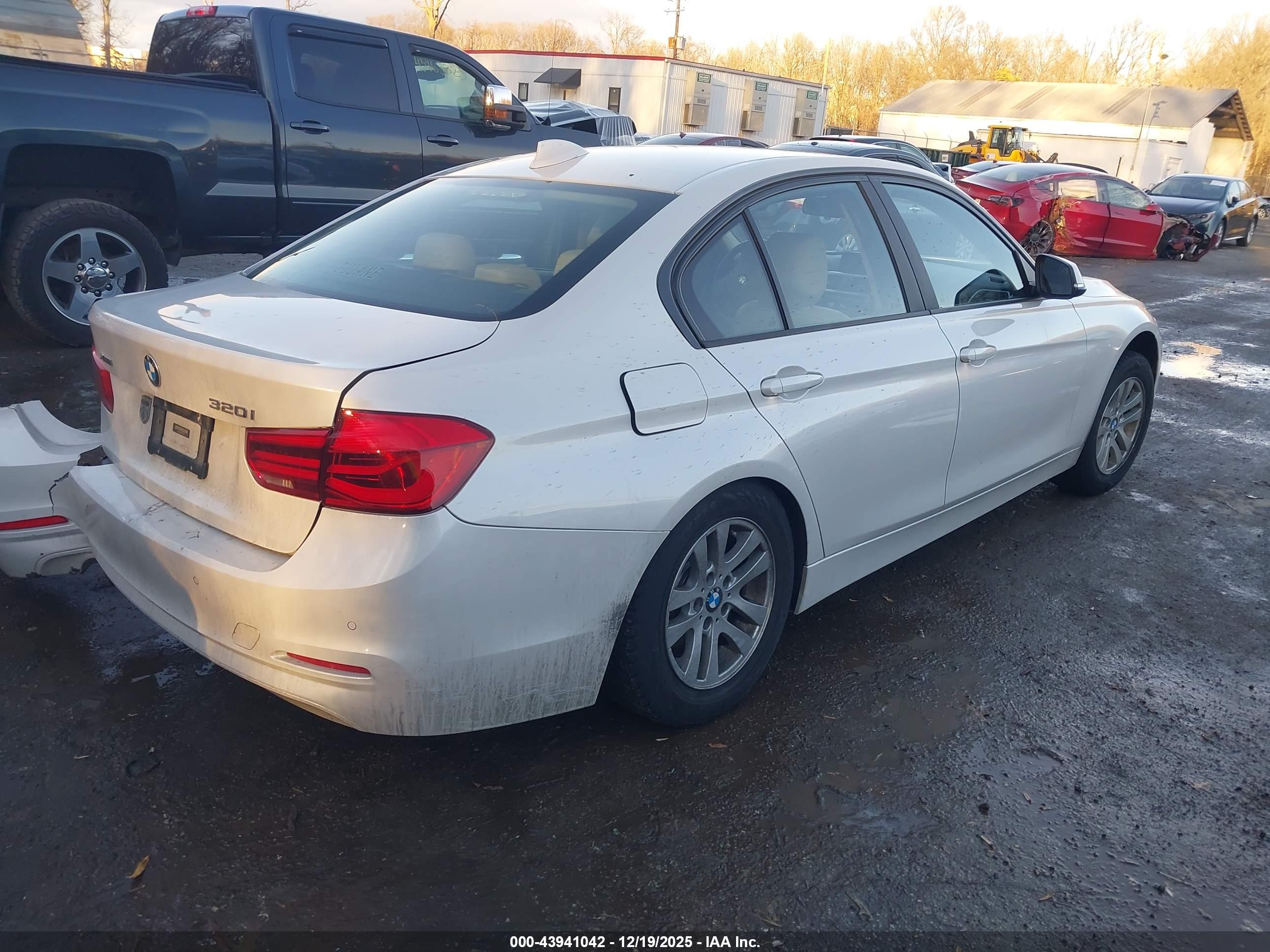 BMW 320I image 4
