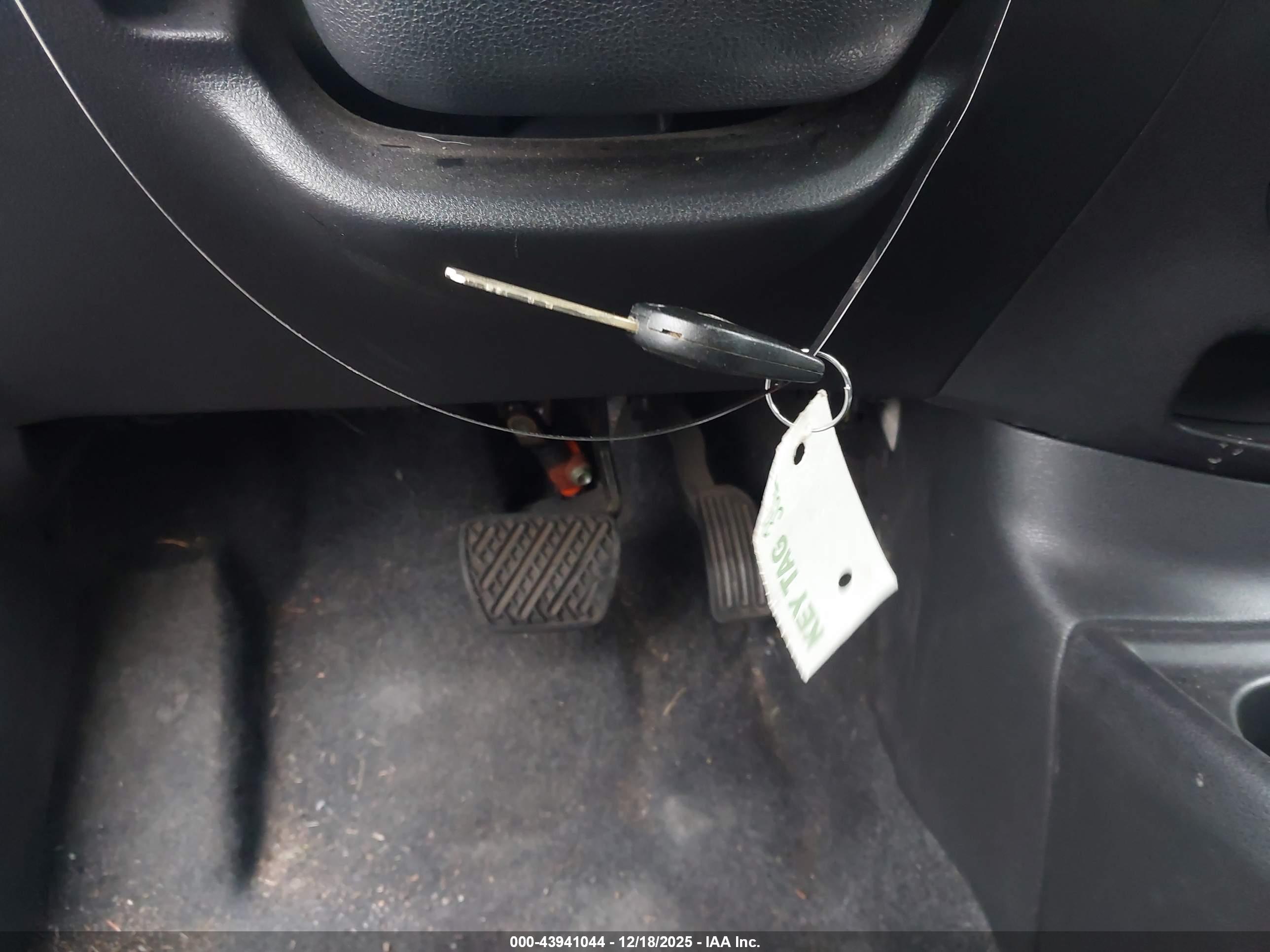 NISSAN VERSA image 11