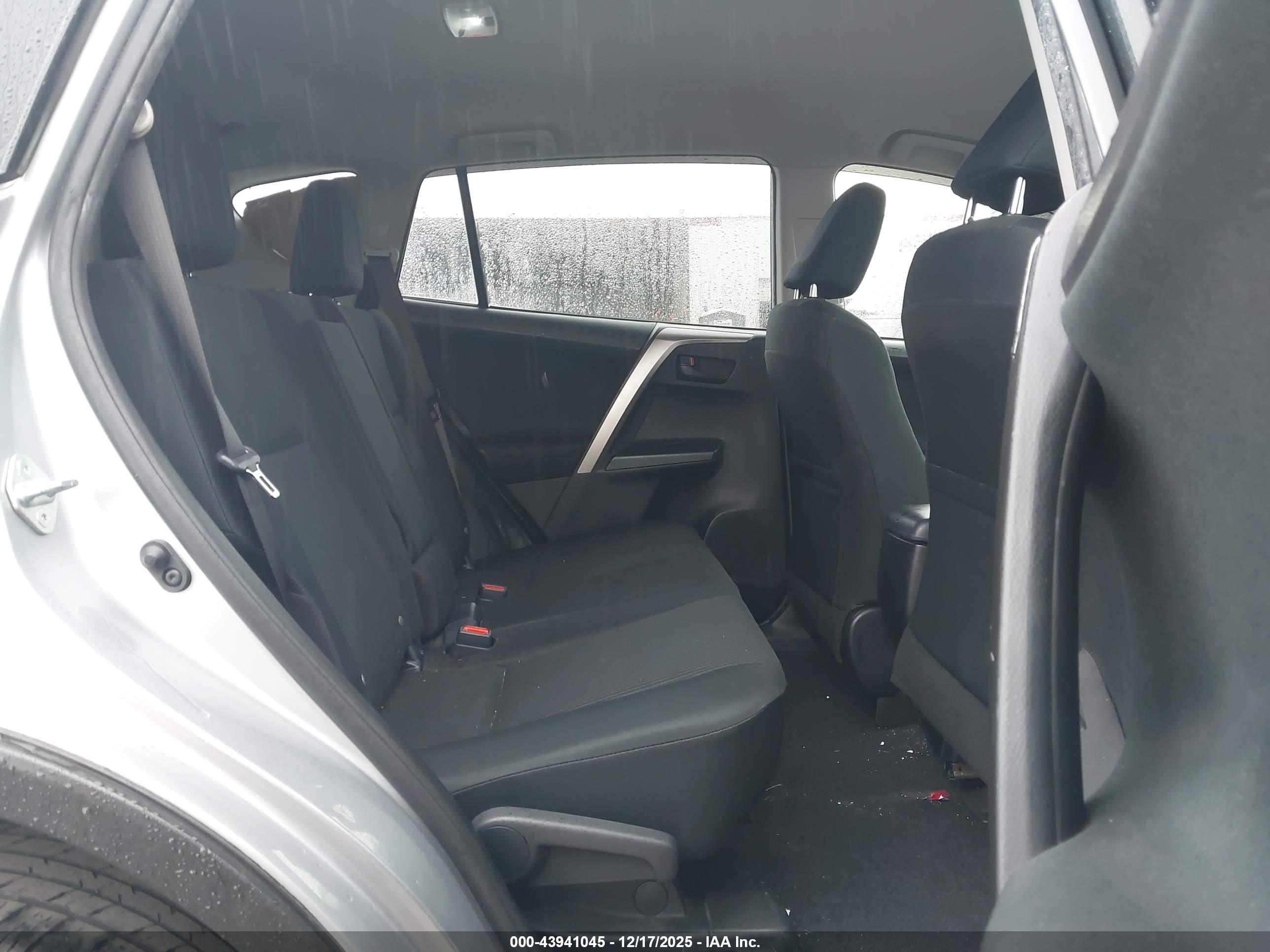 TOYOTA RAV4 image 8