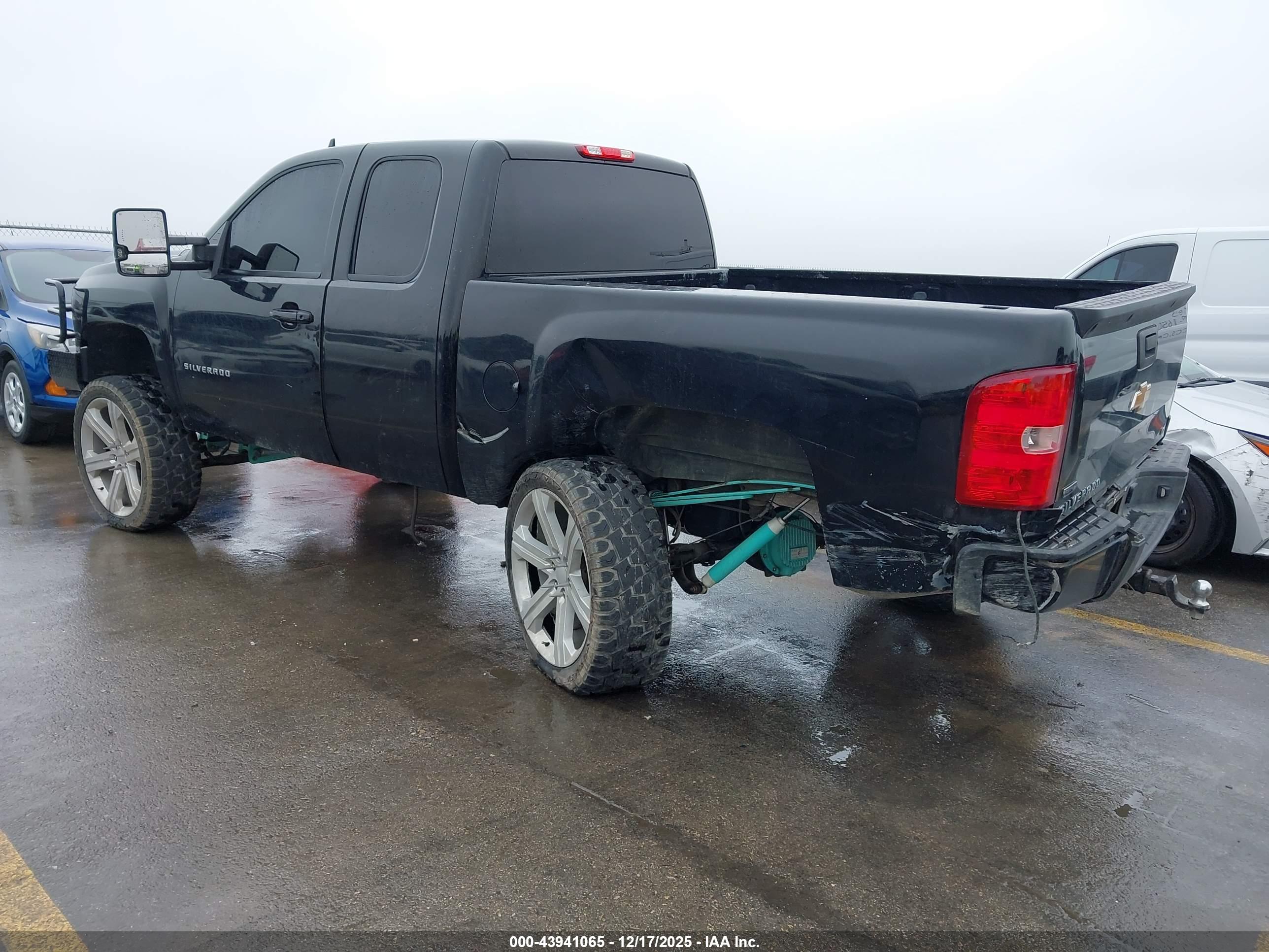 CHEVROLET SILVERADO image 3