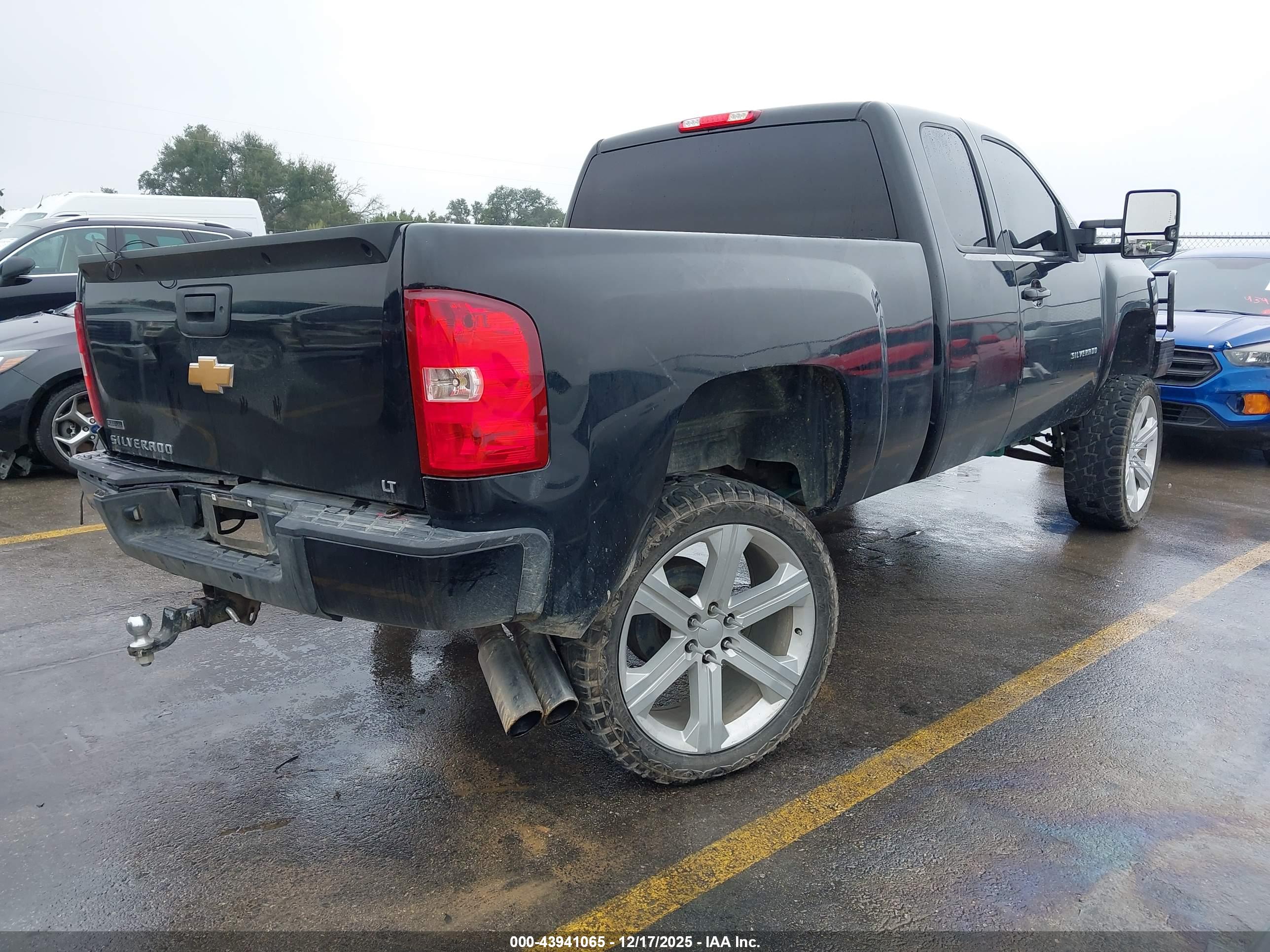 CHEVROLET SILVERADO image 4