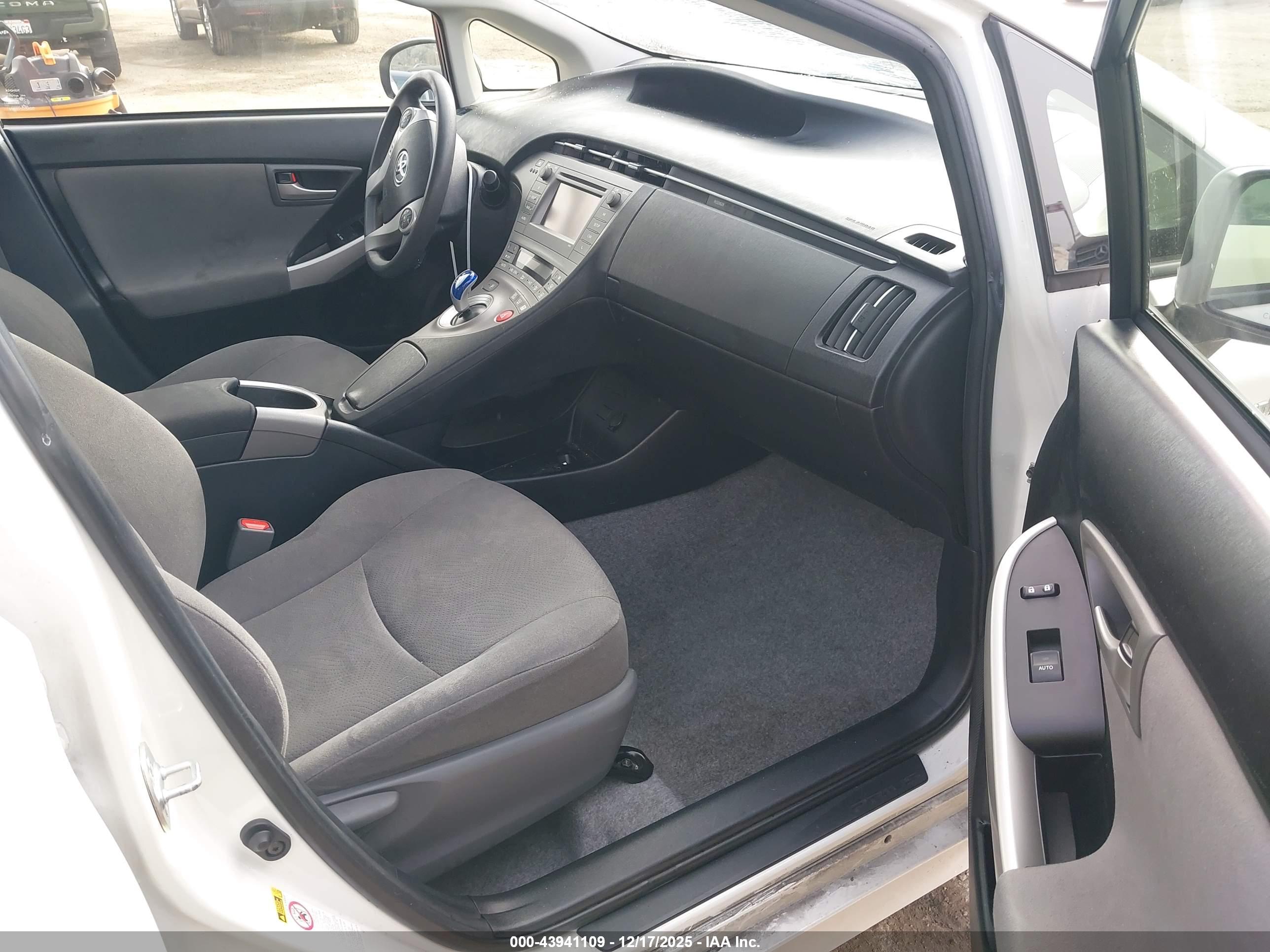 TOYOTA PRIUS image 5