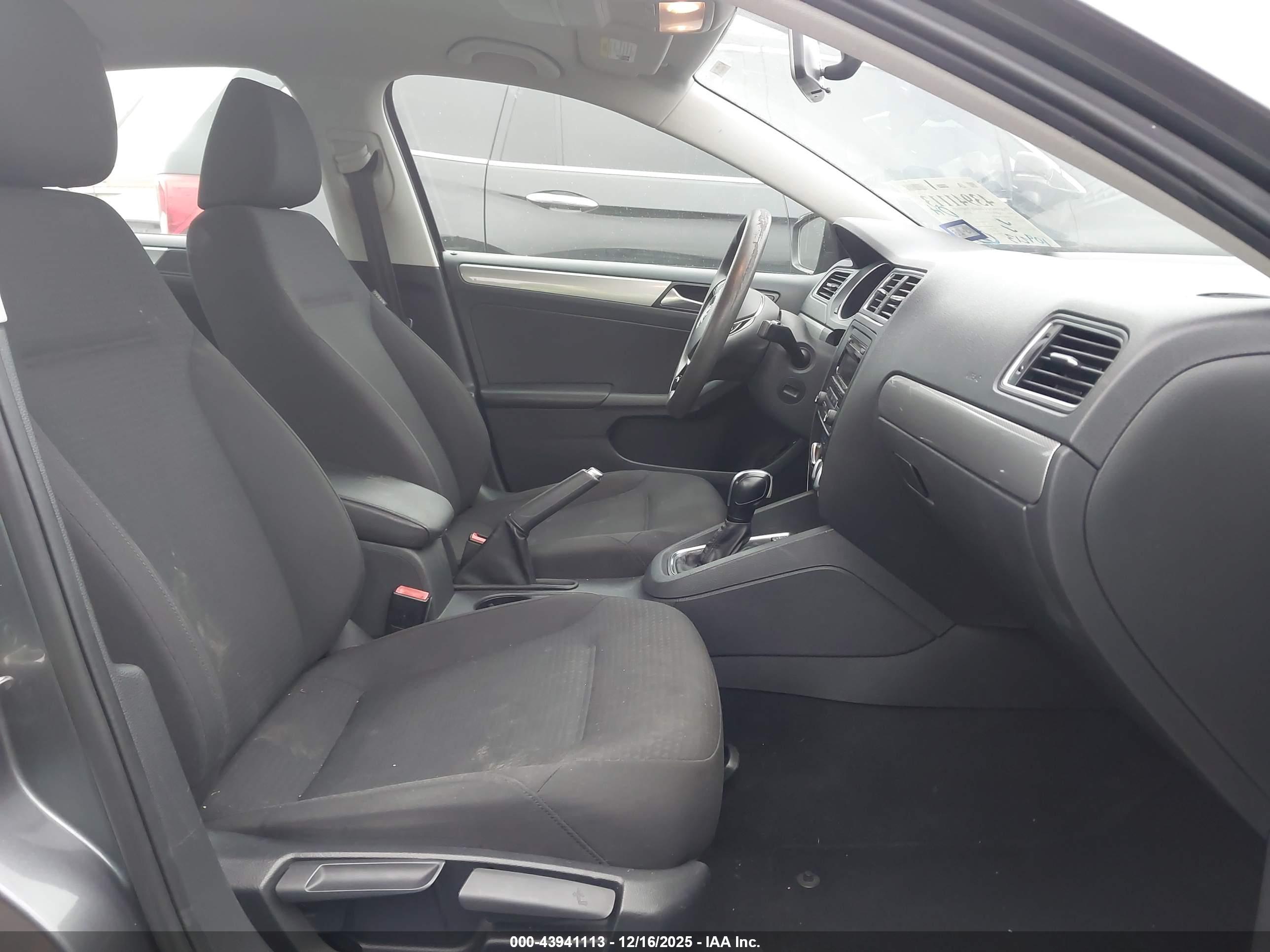 VOLKSWAGEN JETTA image 5