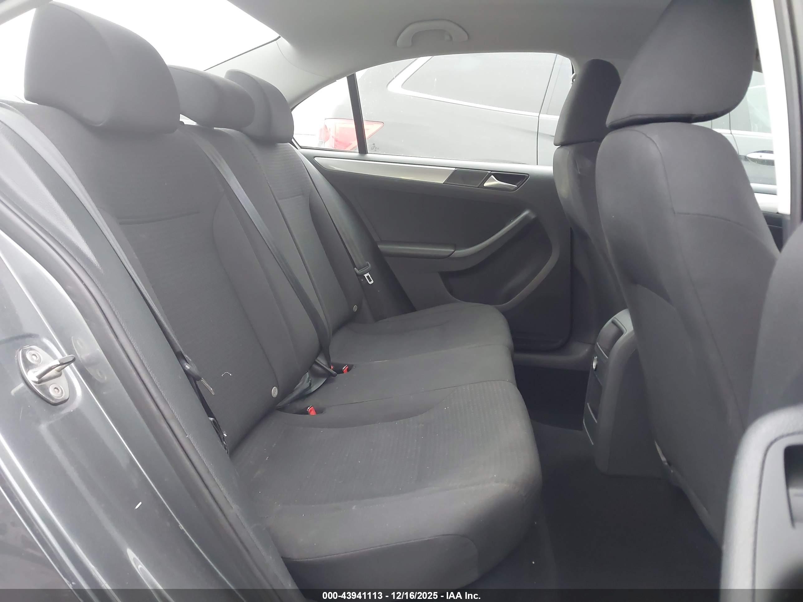 VOLKSWAGEN JETTA image 8