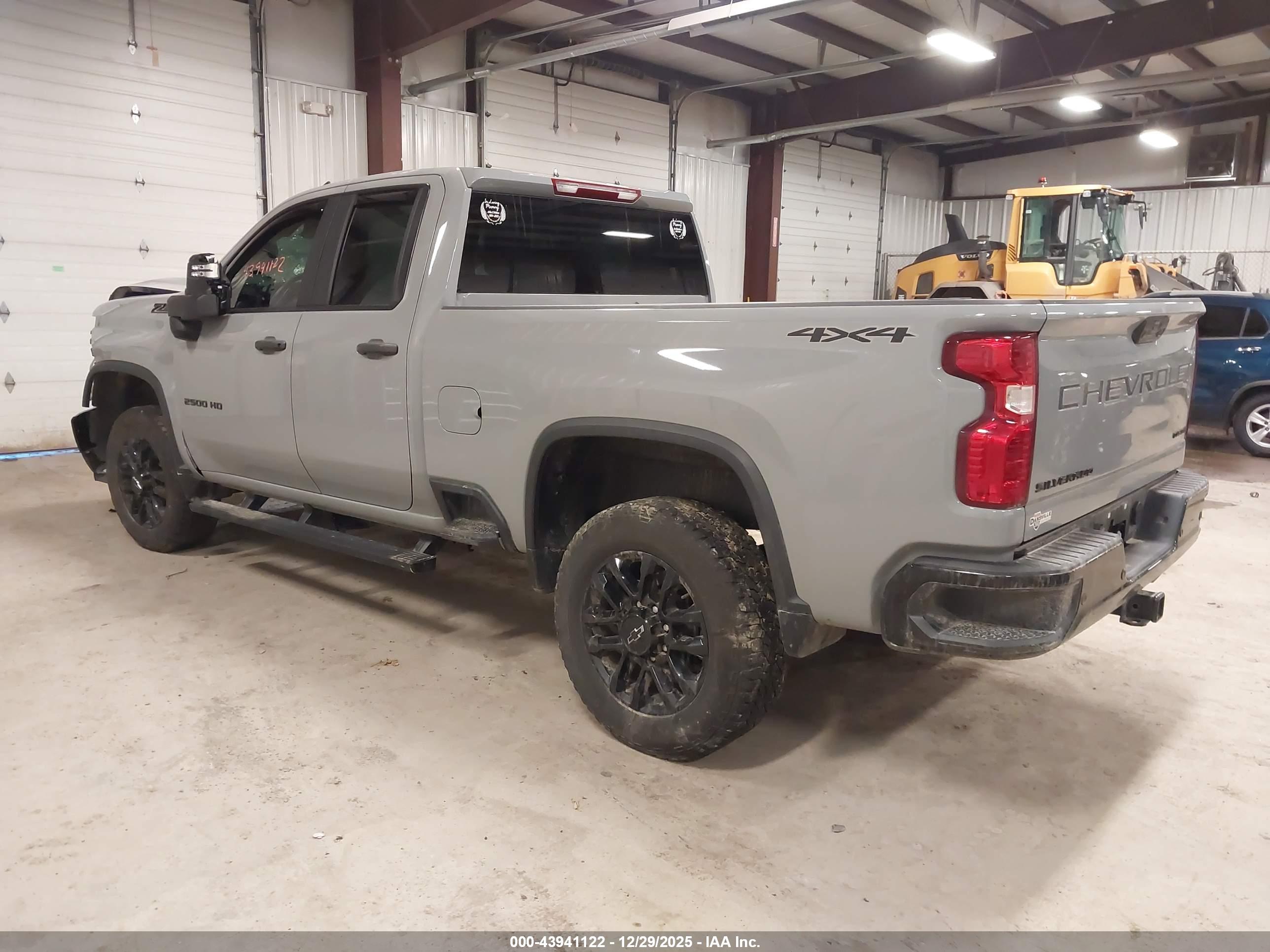 CHEVROLET SILVERADO image 3