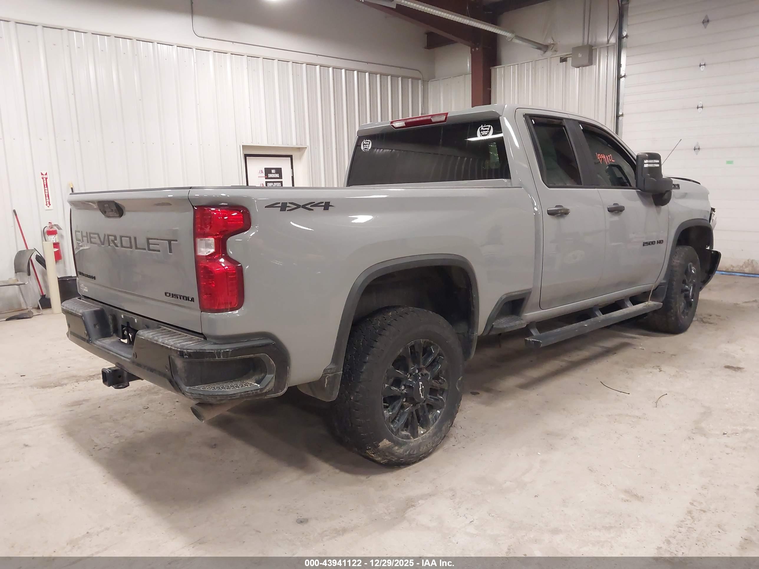 CHEVROLET SILVERADO image 4