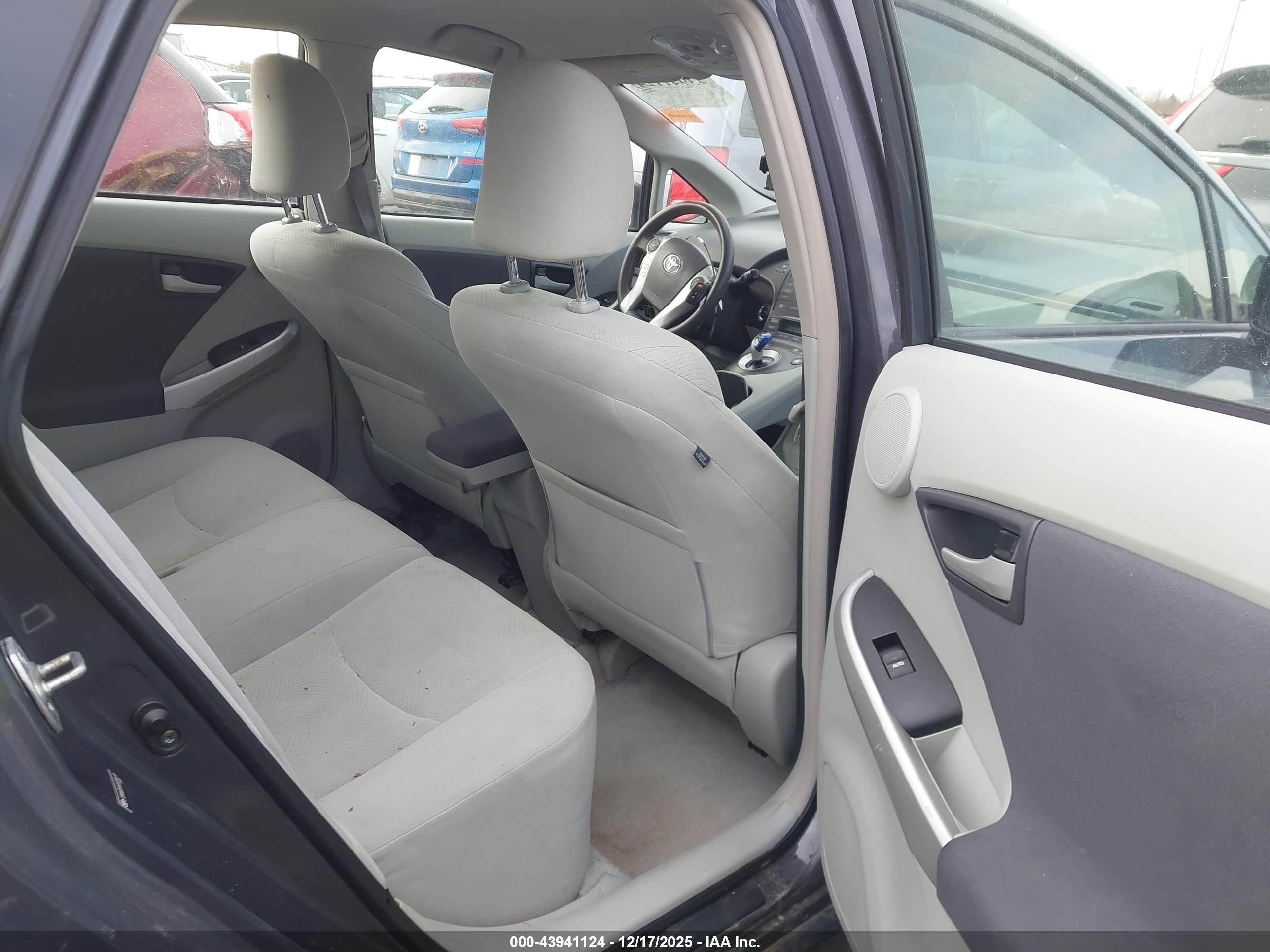 TOYOTA PRIUS image 8