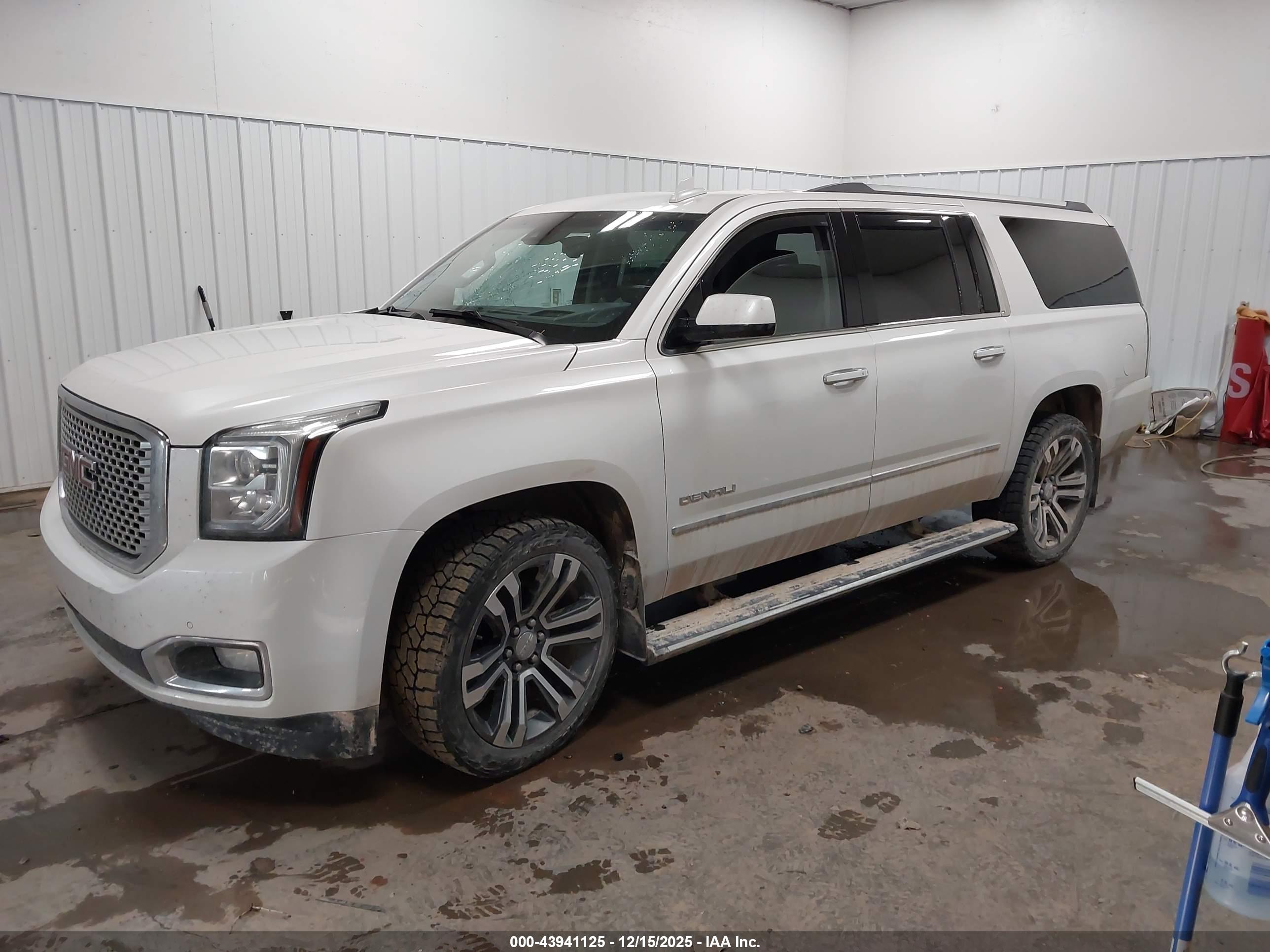 GMC YUKON image 2