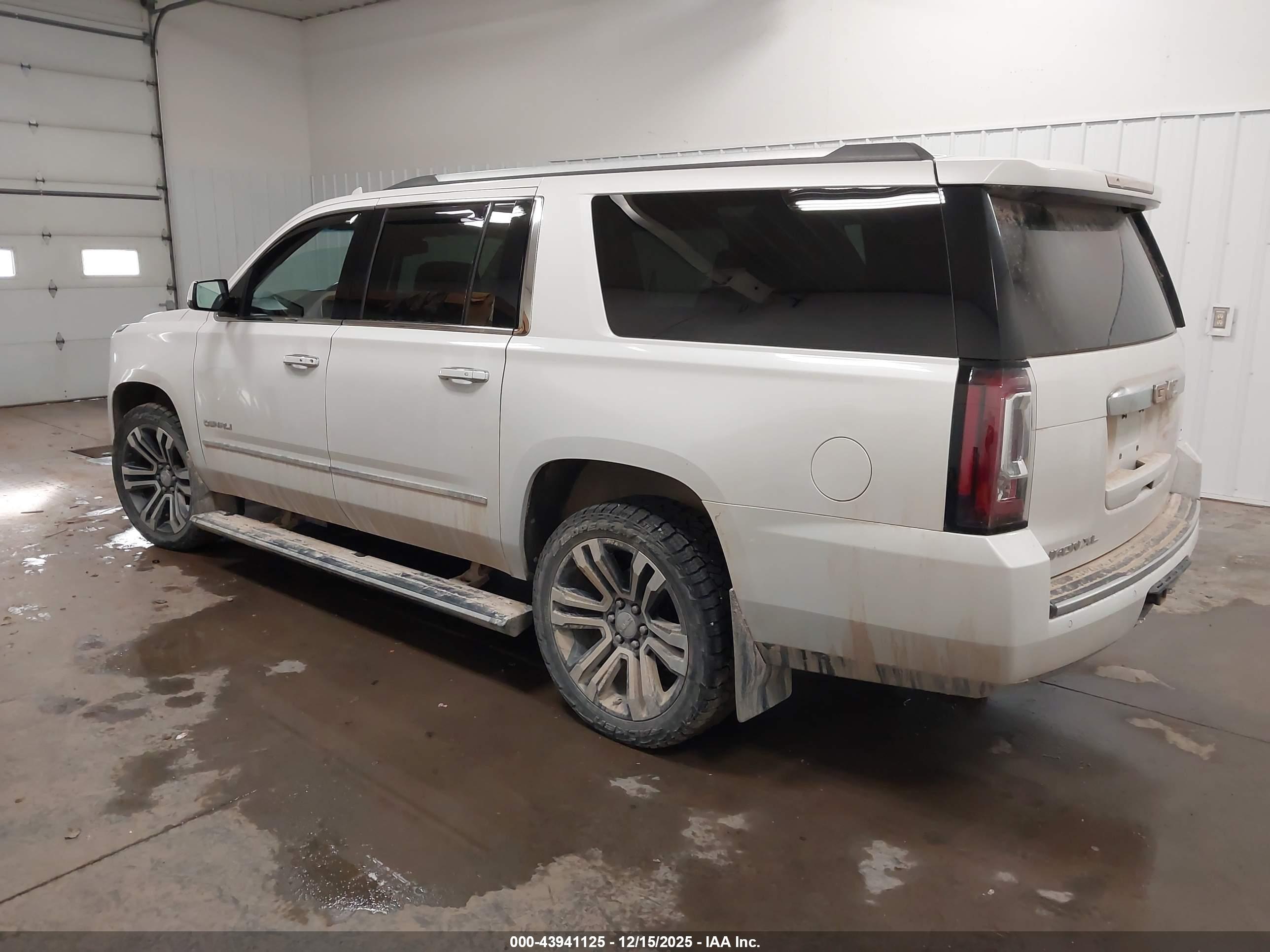 GMC YUKON image 3