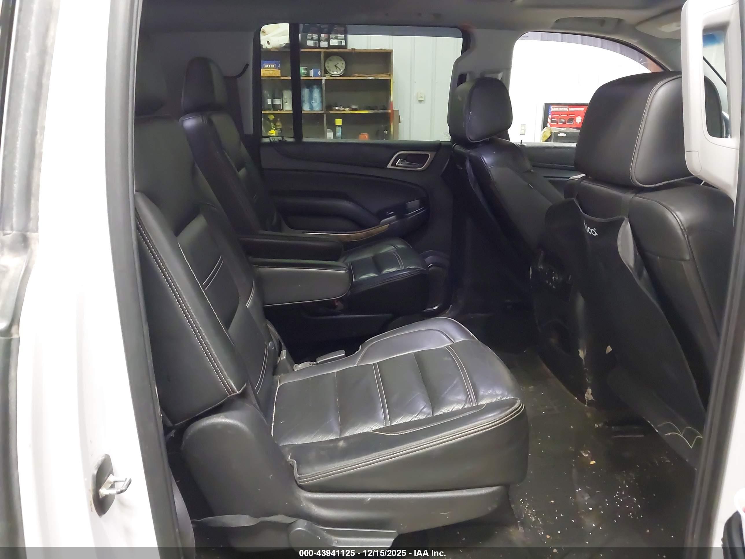GMC YUKON image 8