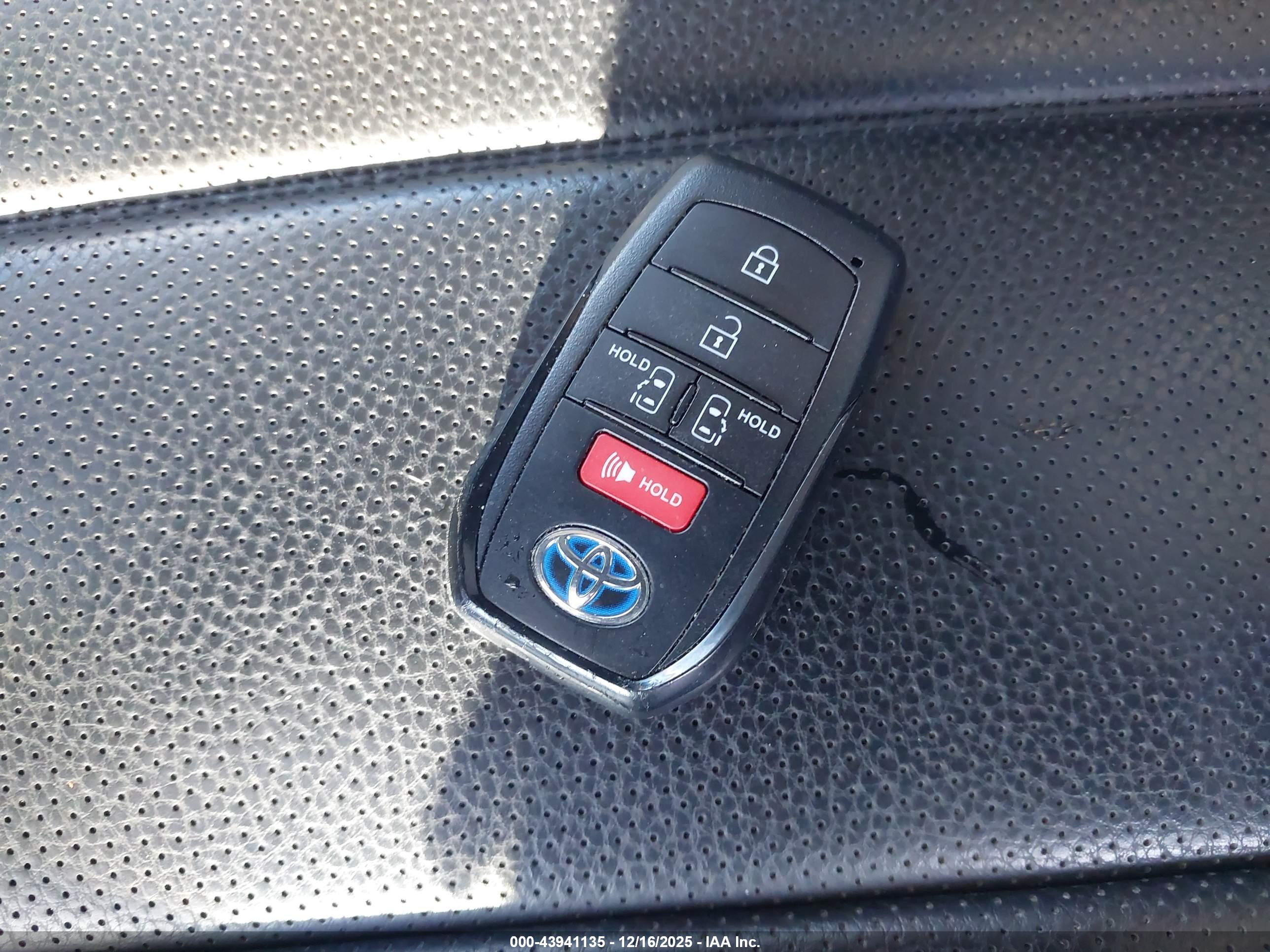 TOYOTA SIENNA image 11