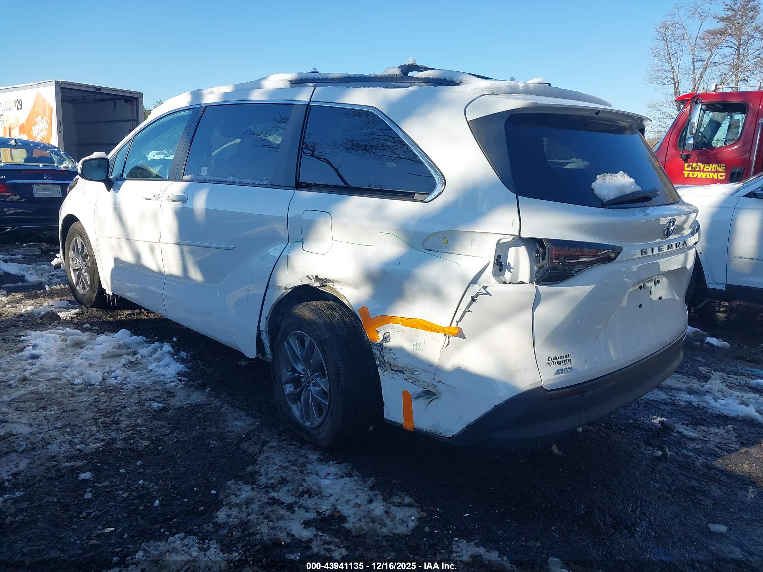 TOYOTA SIENNA image 3