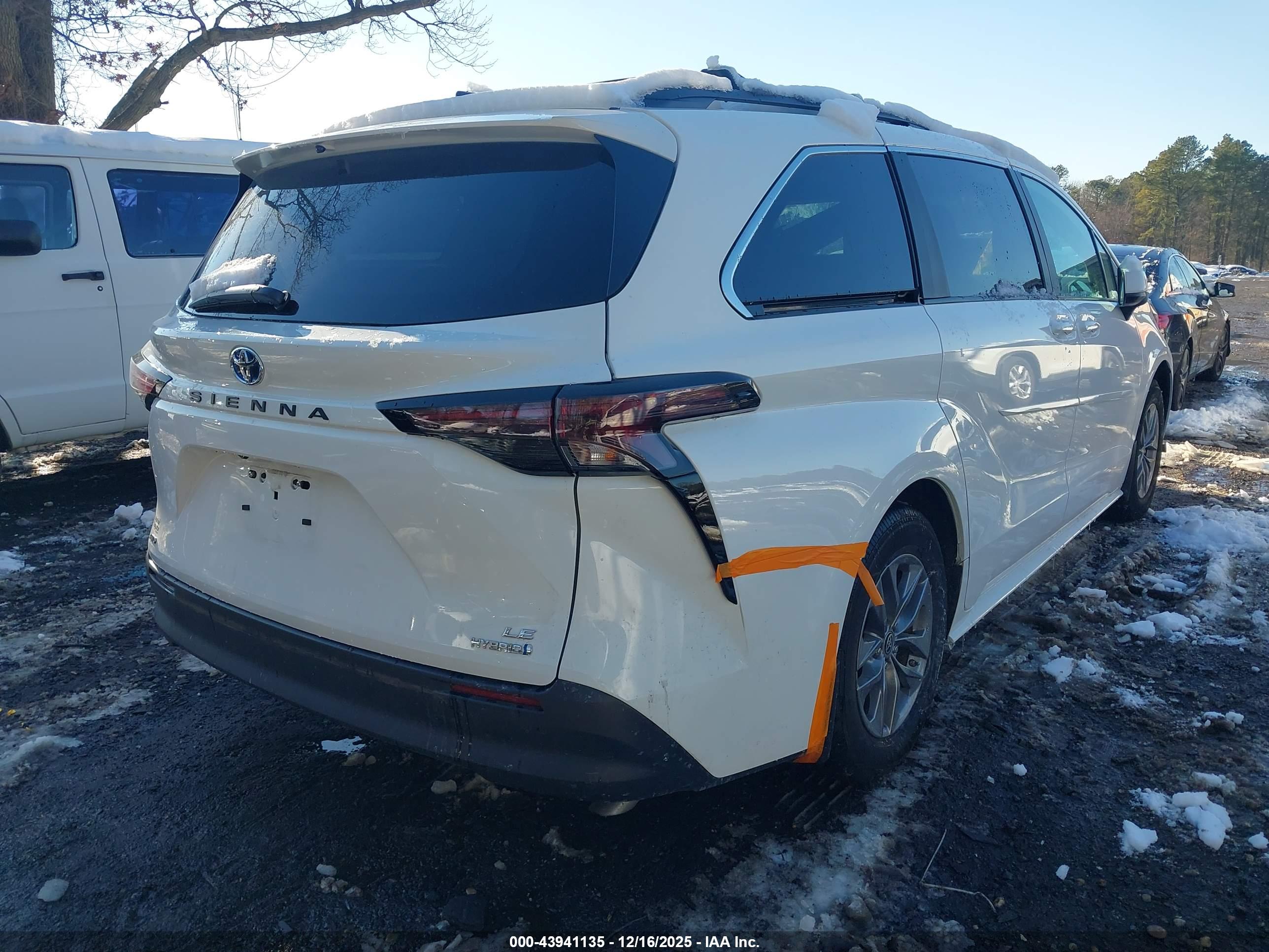 TOYOTA SIENNA image 4